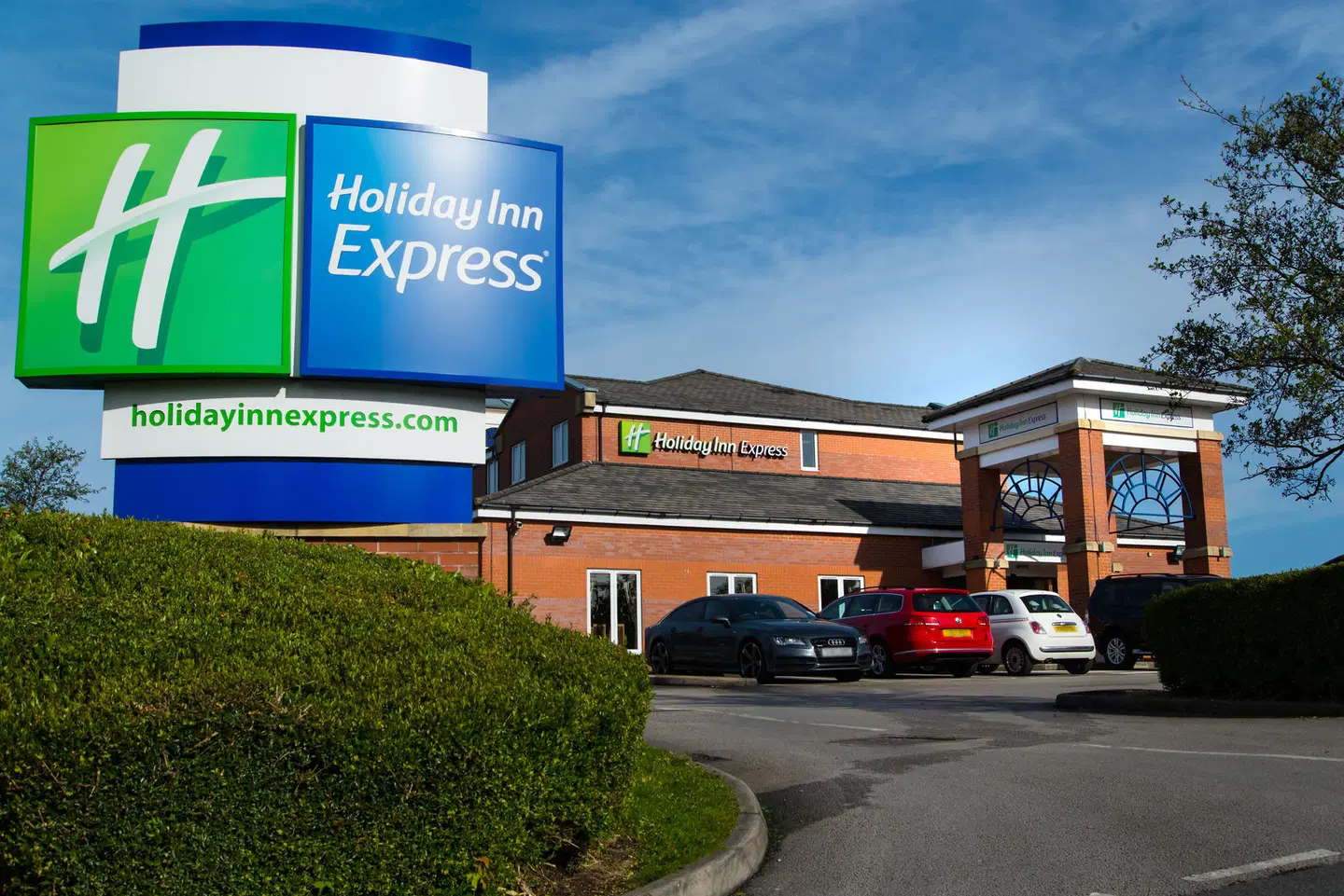 Holiday Inn Express East EXTERIOR