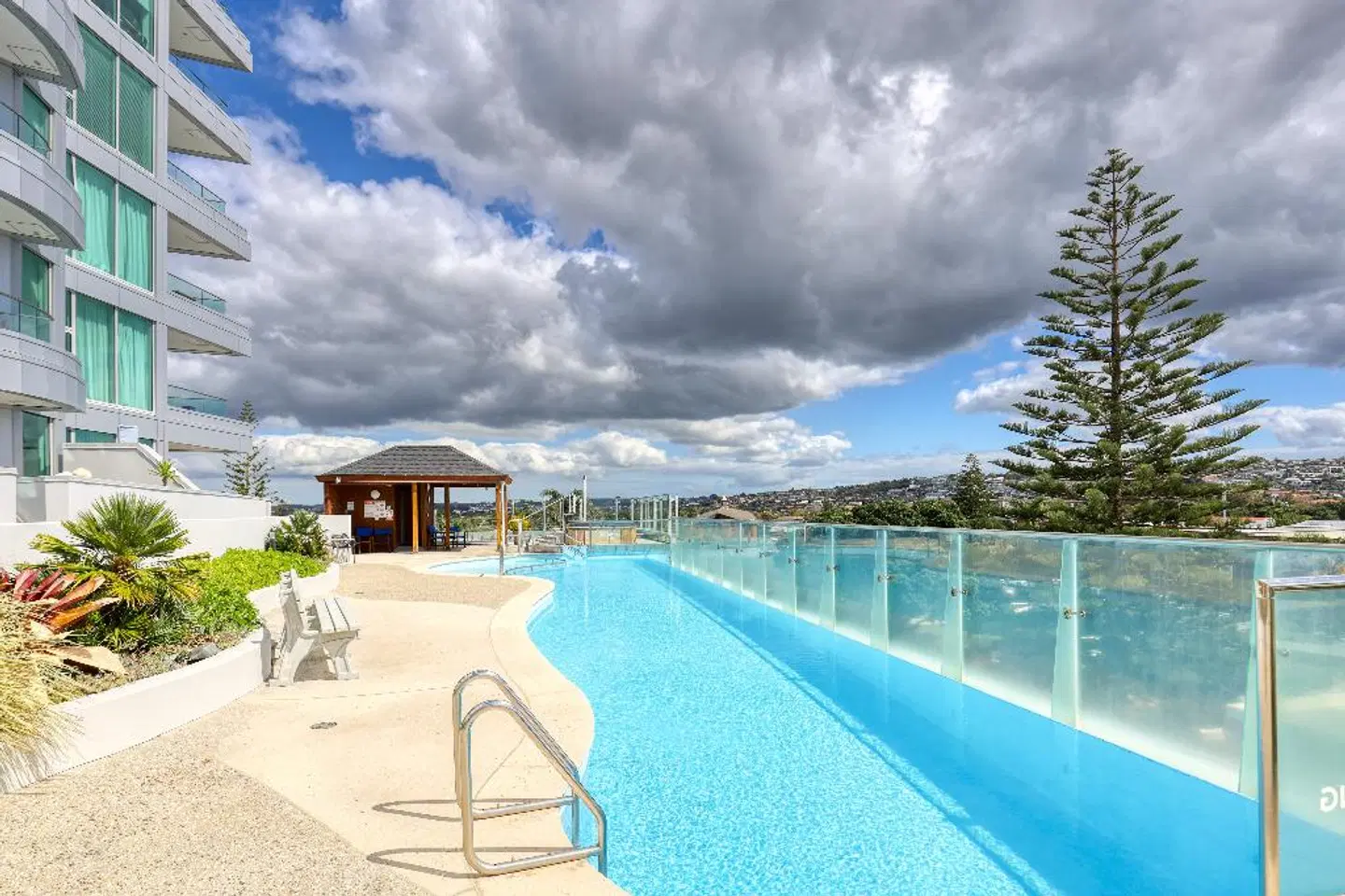 Ramada Suites by Wyndham Nautilus Orewa OUTDOOR_POOL