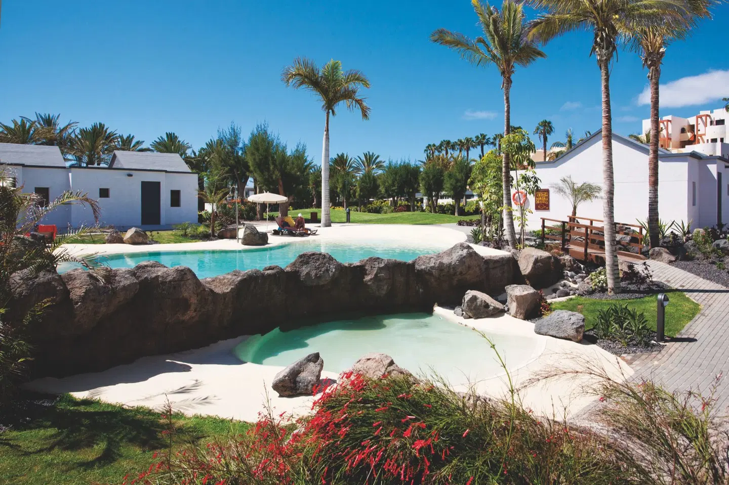 R2 Romantic Fantasia Dream EXTERIOR