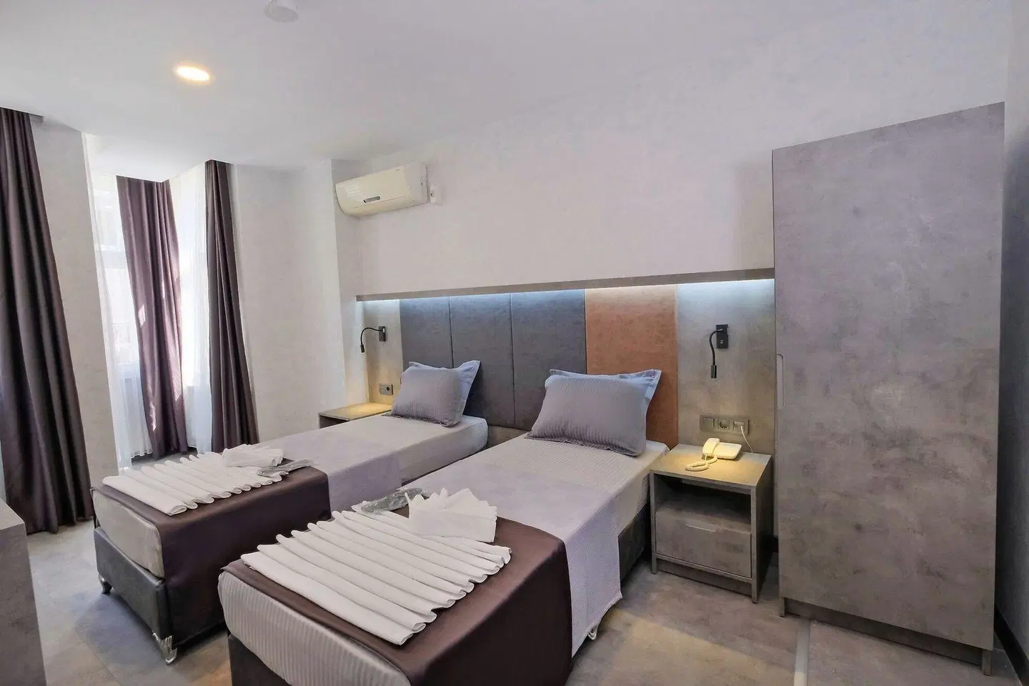 The Queen Hotel ROOM_EXAMPLE