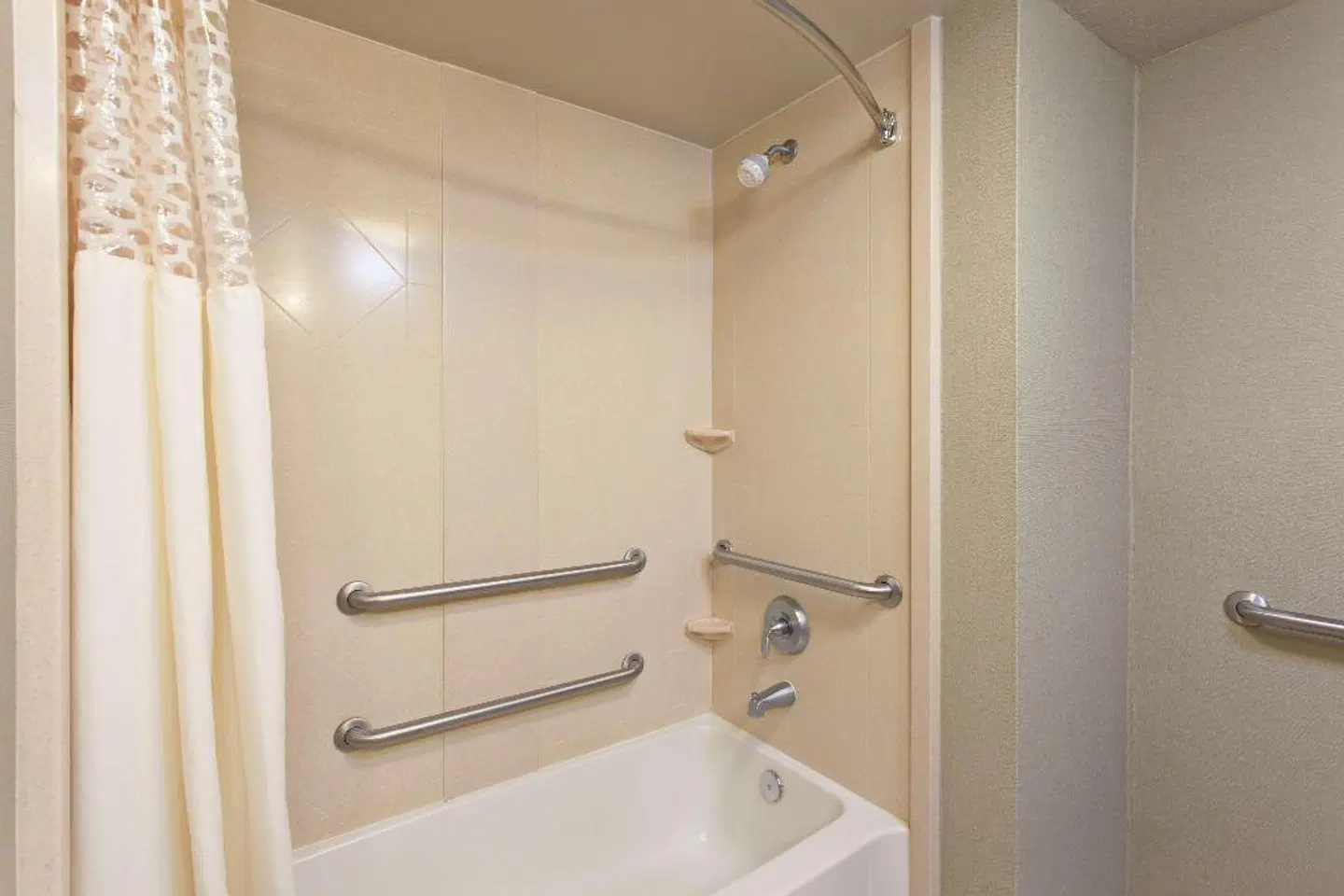 Hampton Inn & Suites Merced Badezimmer