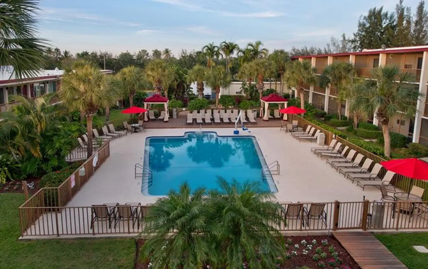 Red Roof Plus & Suites Naples OUTDOOR_POOL