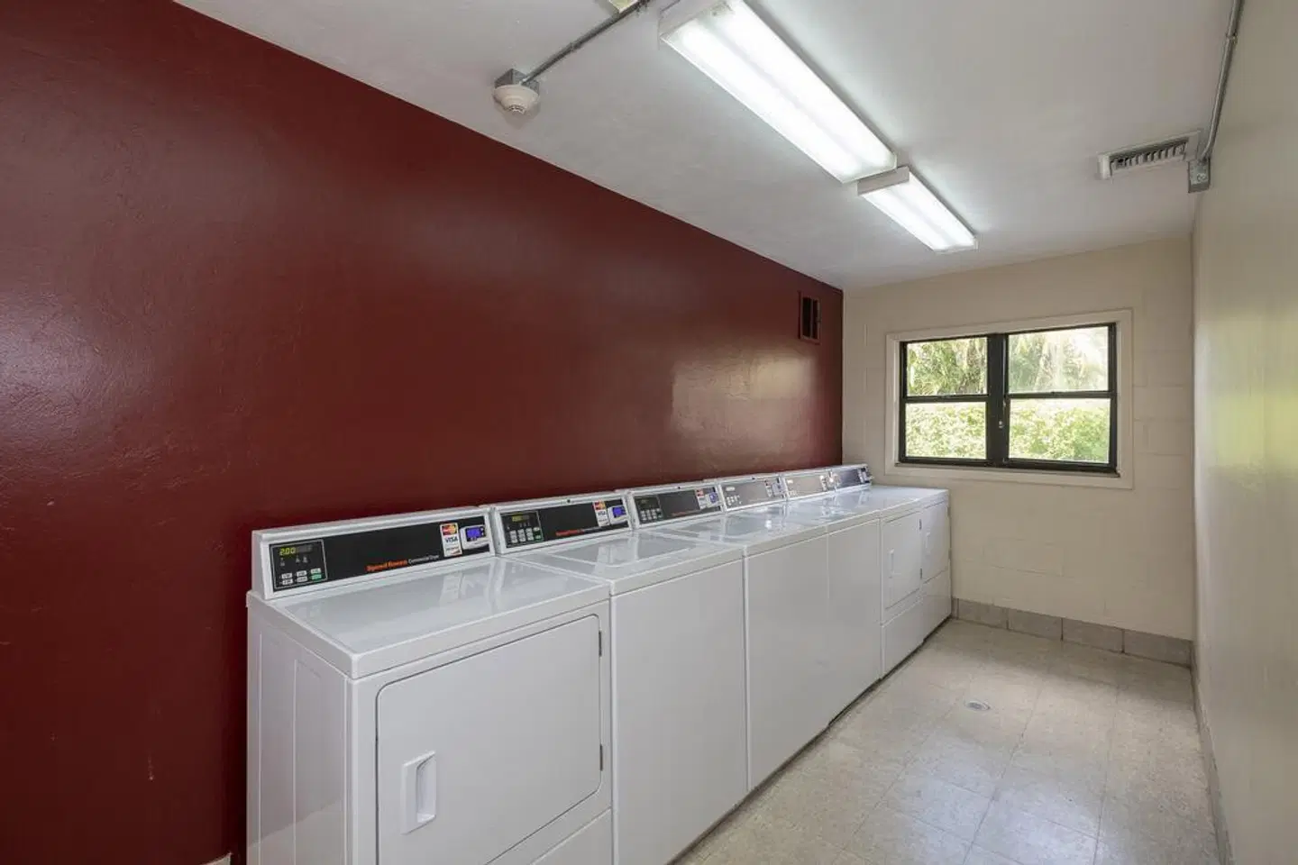 Red Roof Plus & Suites Naples Badezimmer