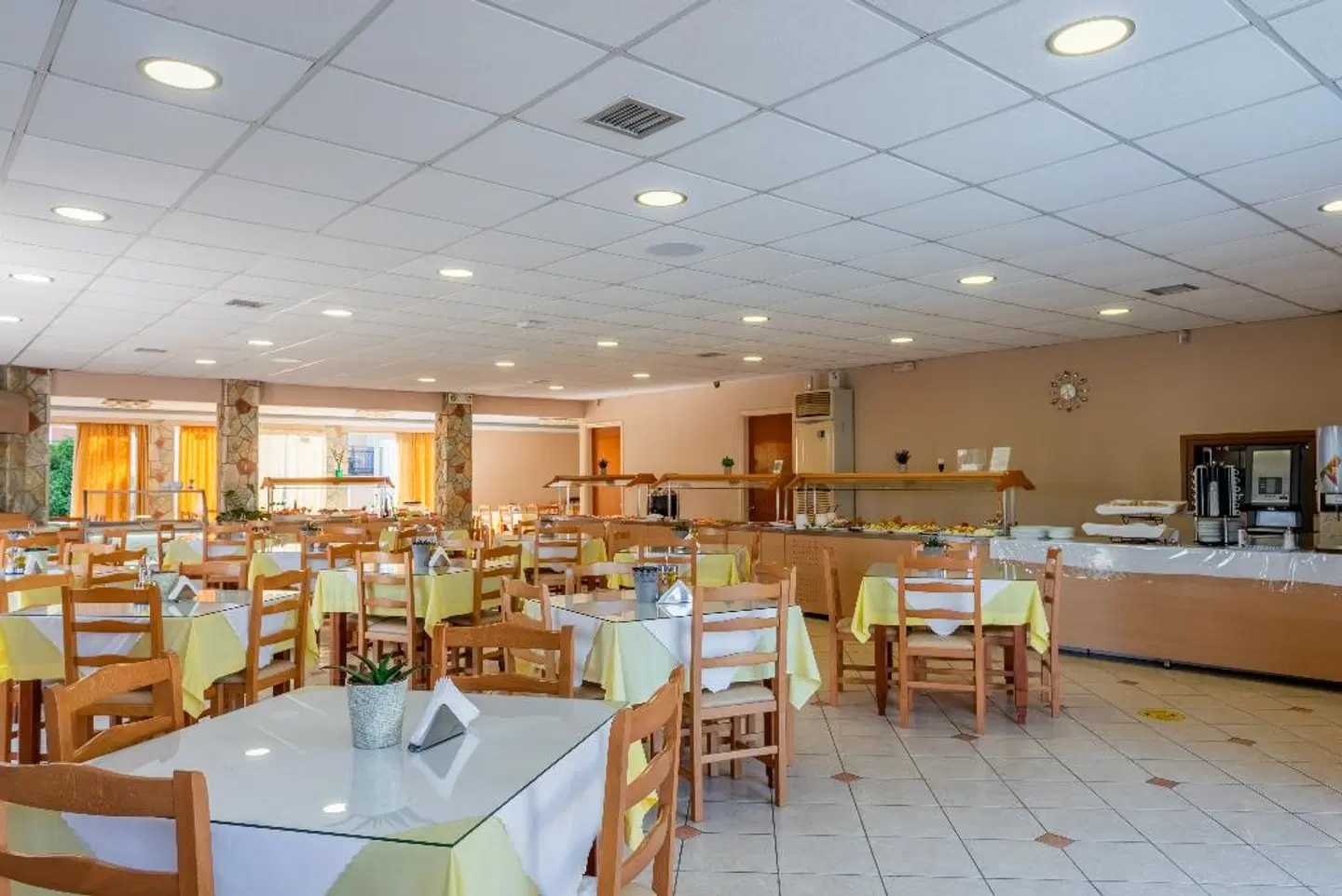Village Inn Studios & Family Apartments Restaurant