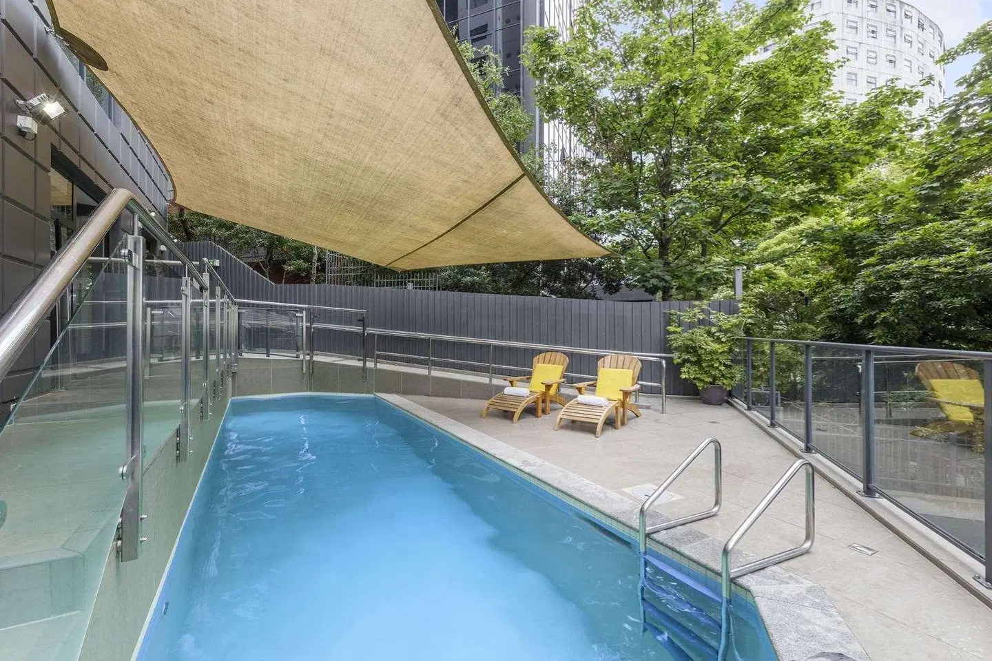 Waldorf St Martins Apartments Hotel Hallenbad