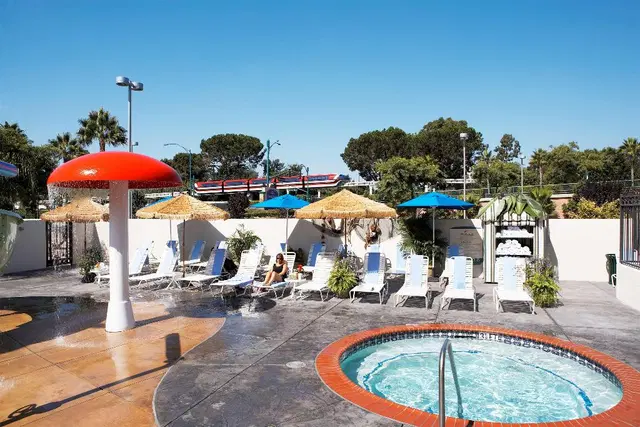 Howard Johnson by Wyndham Anaheim Hotel & Water Playground OUTDOOR_POOL