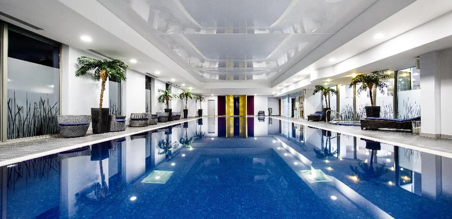 Village Hotel Reading Hallenbad