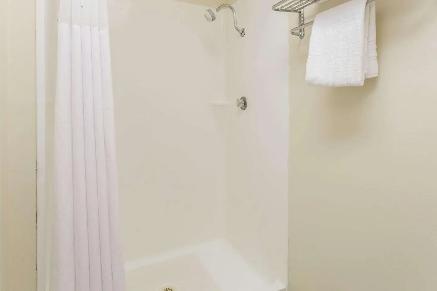 Days Inn by Wyndham Modesto Badezimmer