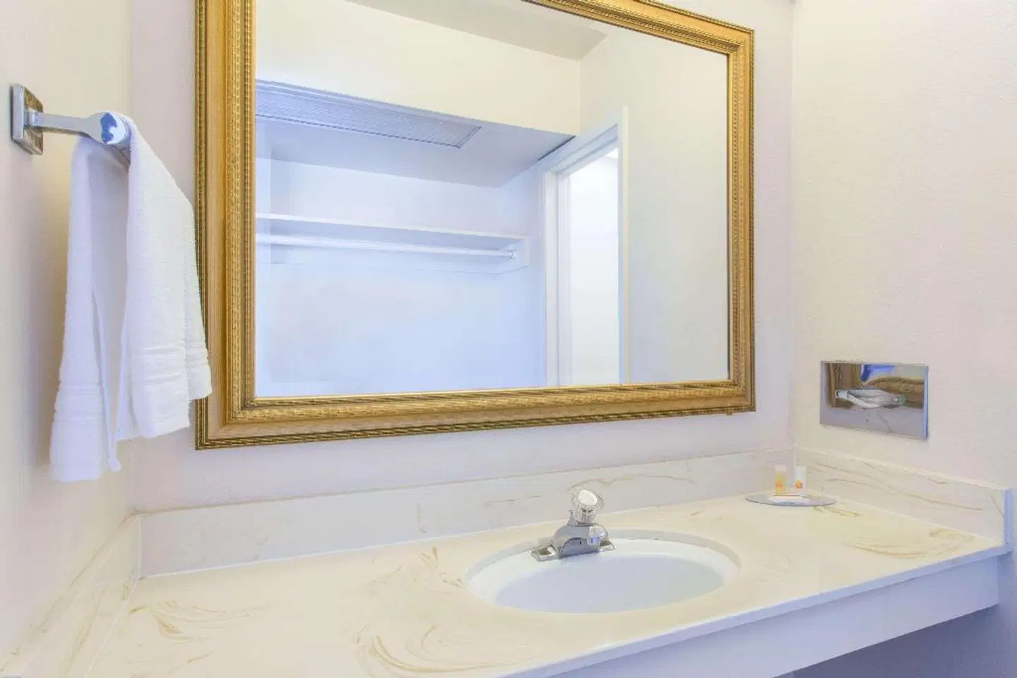 Days Inn by Wyndham Modesto Badezimmer