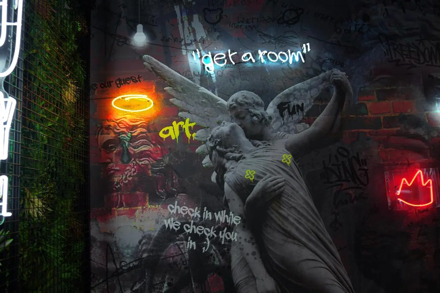 So City Hotel EXTERIOR