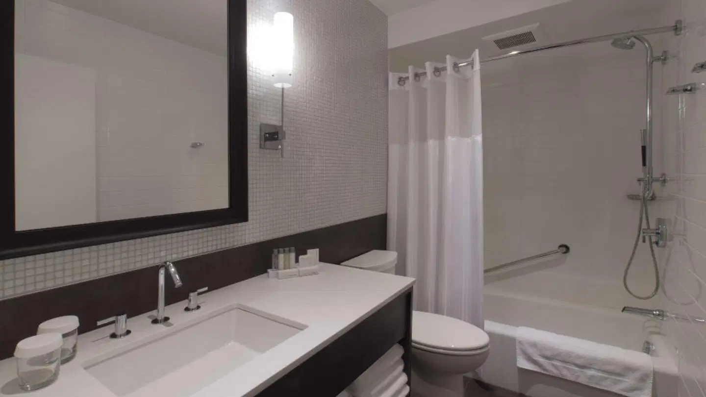 Hôtel Manoir Victoria Badezimmer