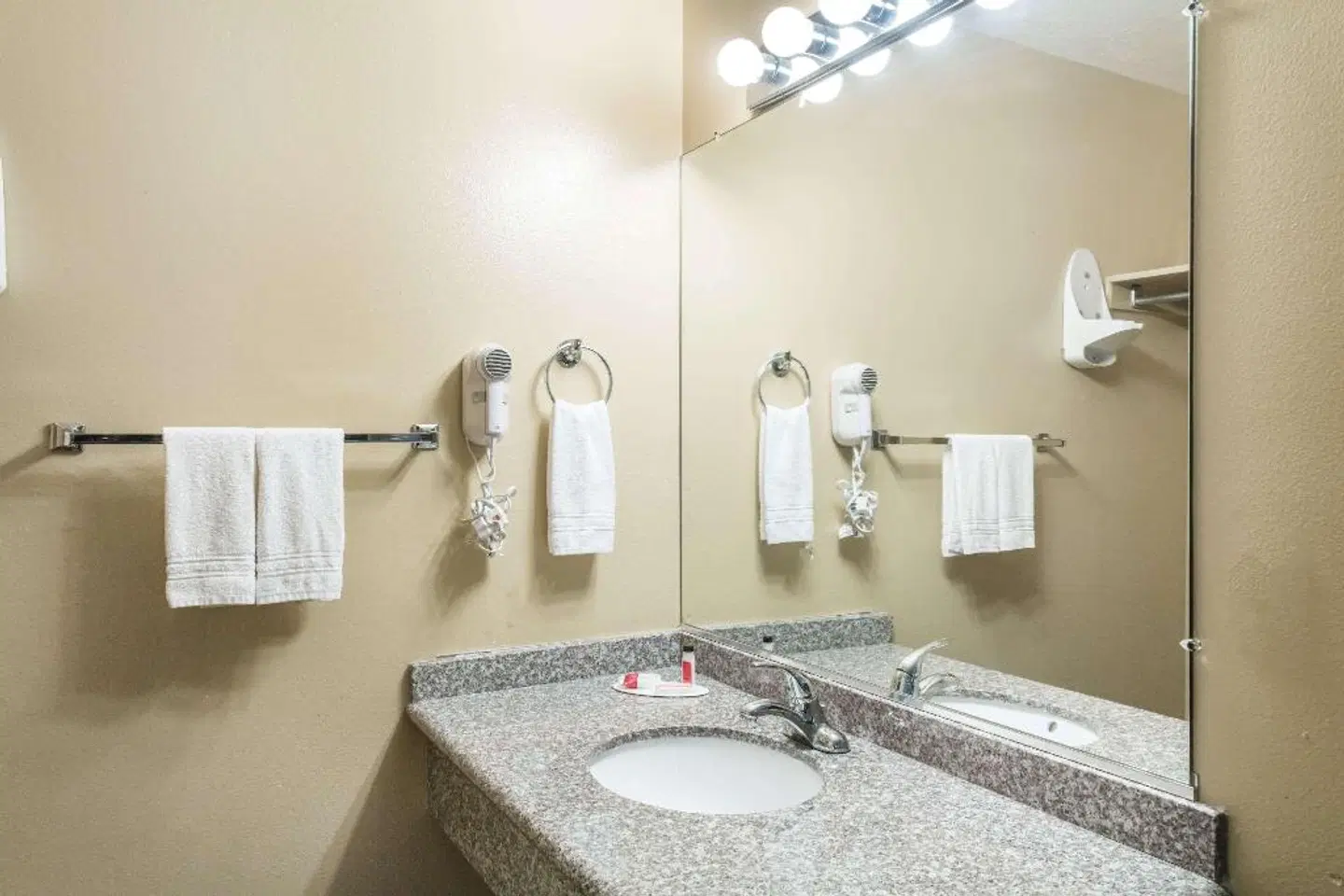 Super 8 by Wyndham Hurricane Zion National Park Badezimmer