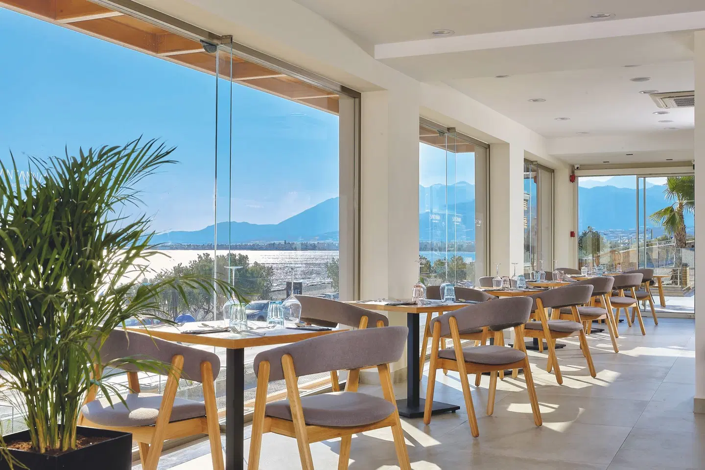 Enorme Santanna Beach Resort Restaurant