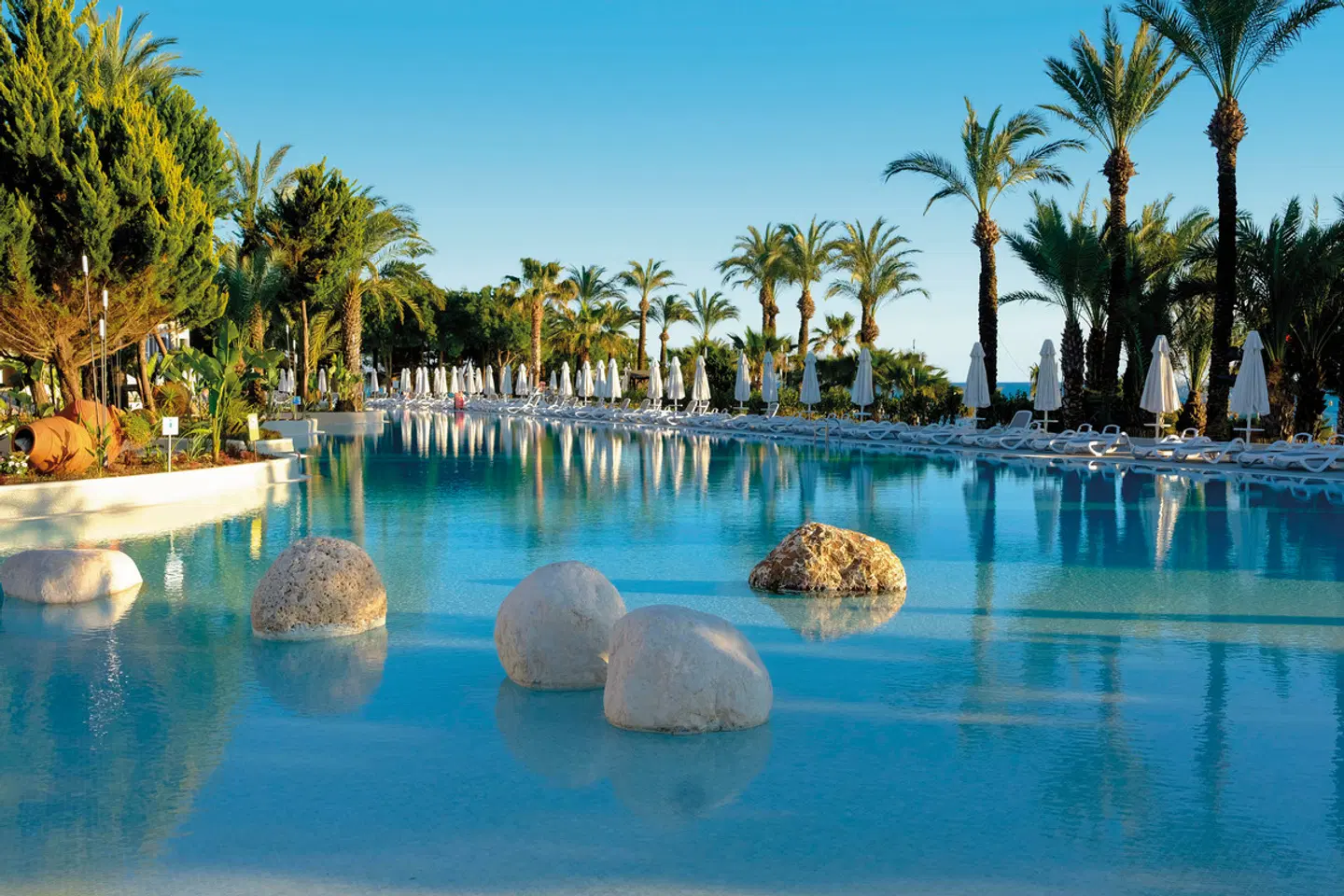 Paloma Perissia OUTDOOR_POOL