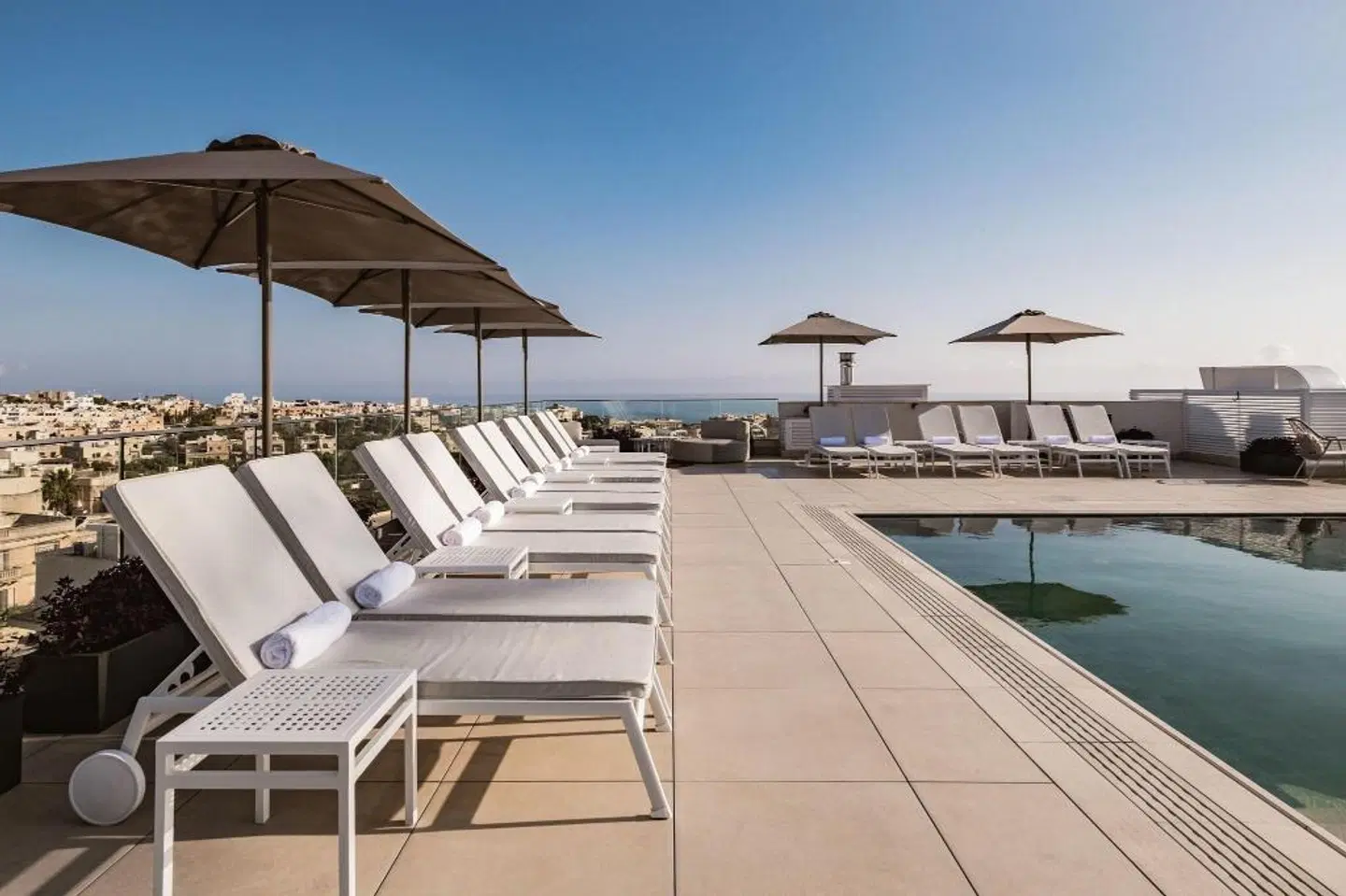 AC Hotel by Marriott St Julians Terrasse