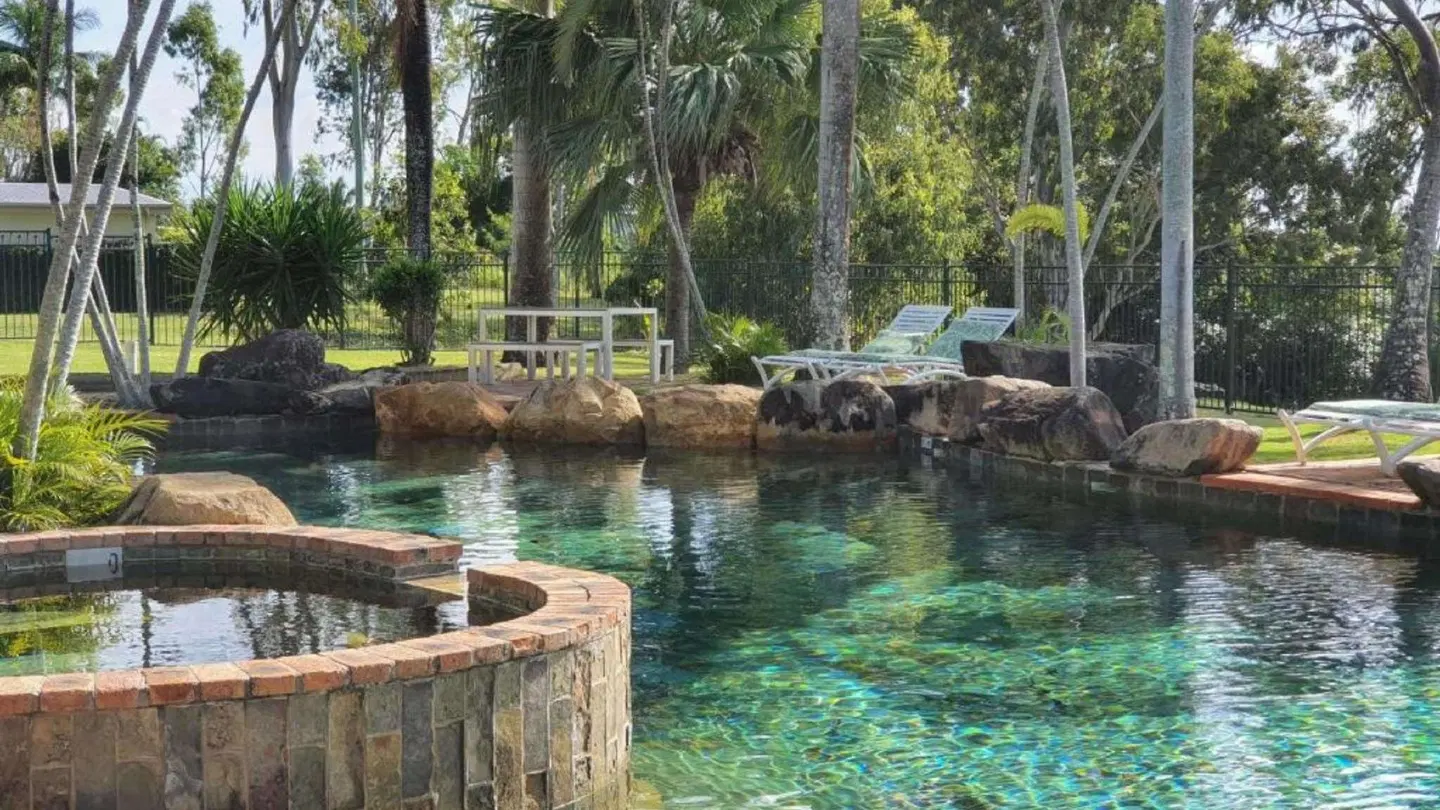 Colonial Palms Motor Inn OUTDOOR_POOL