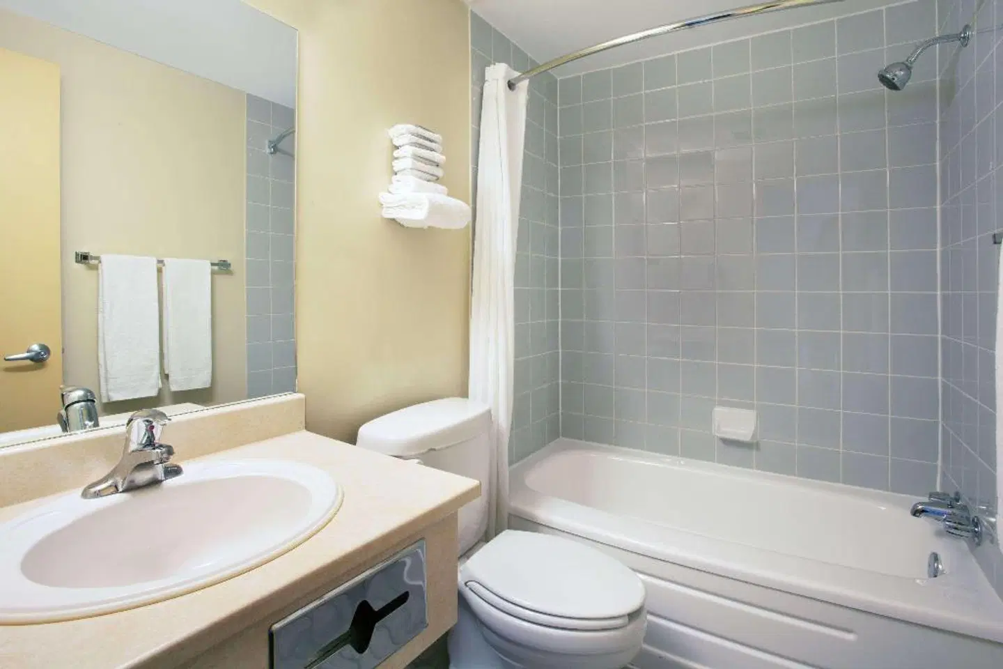 Super 8 by Wyndham Campbellton NB Badezimmer