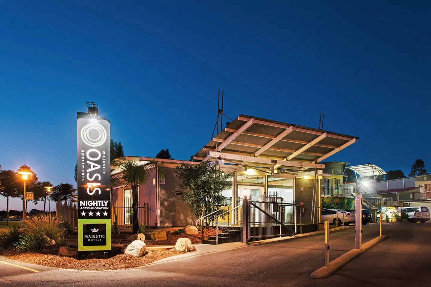 Majestic Oasis Apartments EXTERIOR