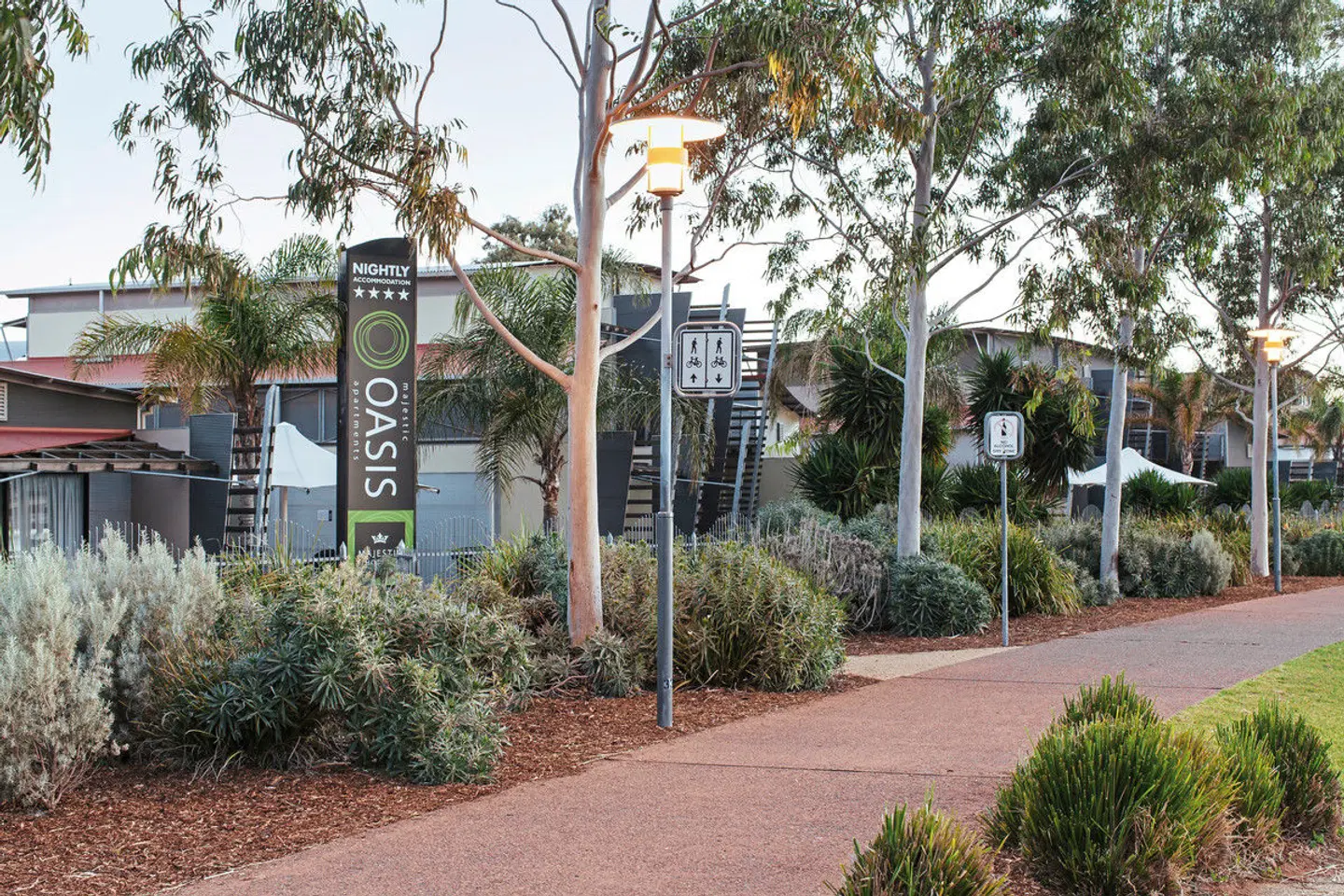 Majestic Oasis Apartments EXTERIOR