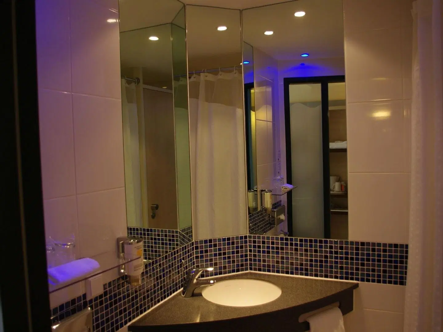 Holiday Inn Express Singen Badezimmer