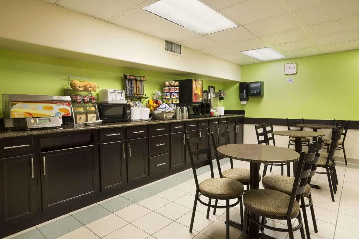 Super 8 by Wyndham Edmonton International Airport Bar