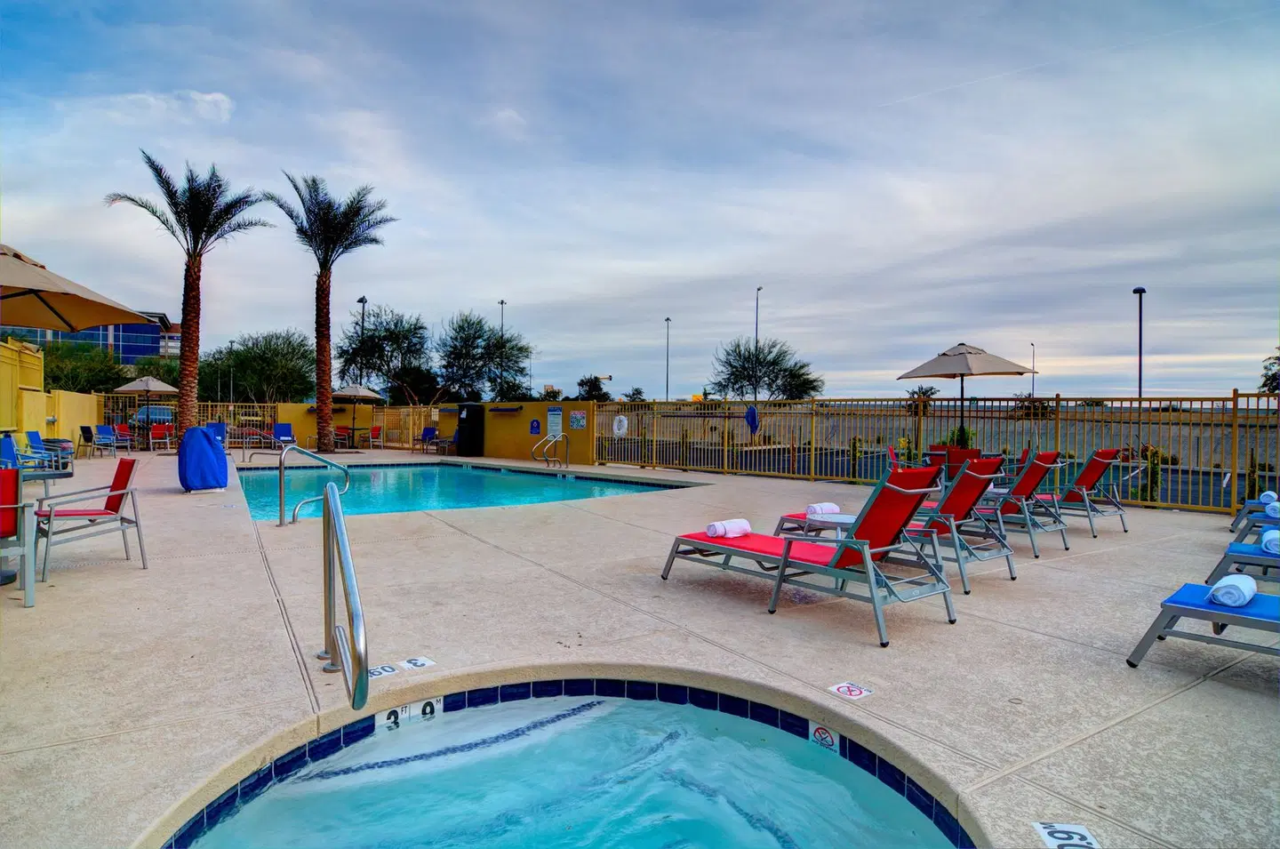 Holiday Inn Express & Suites Phoenix North - Scottsdale OUTDOOR_POOL