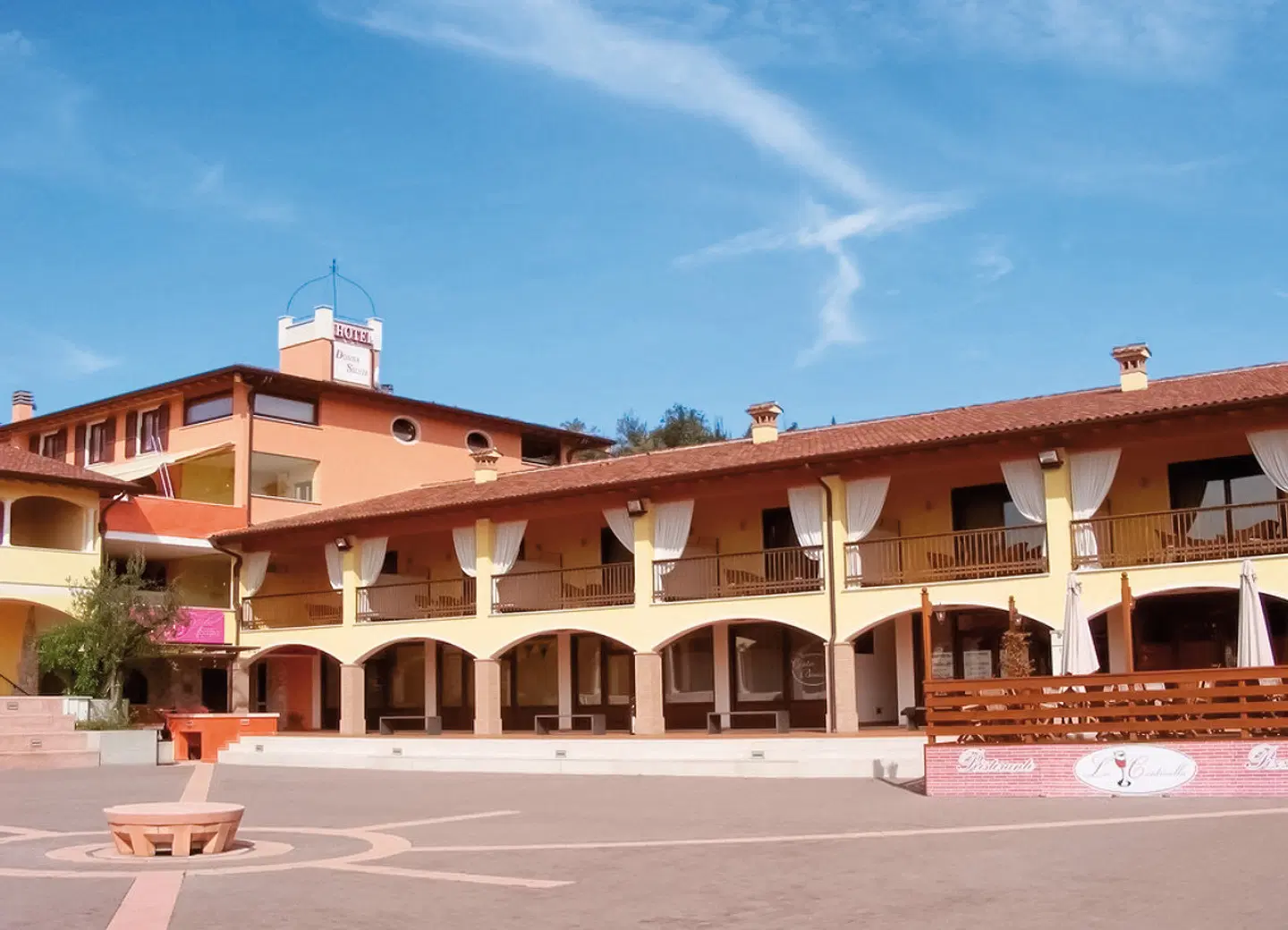 Donna Silvia EXTERIOR