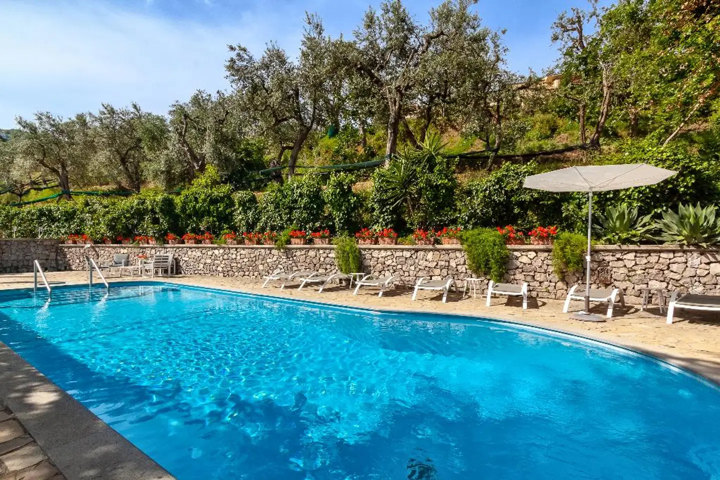 Metropole OUTDOOR_POOL