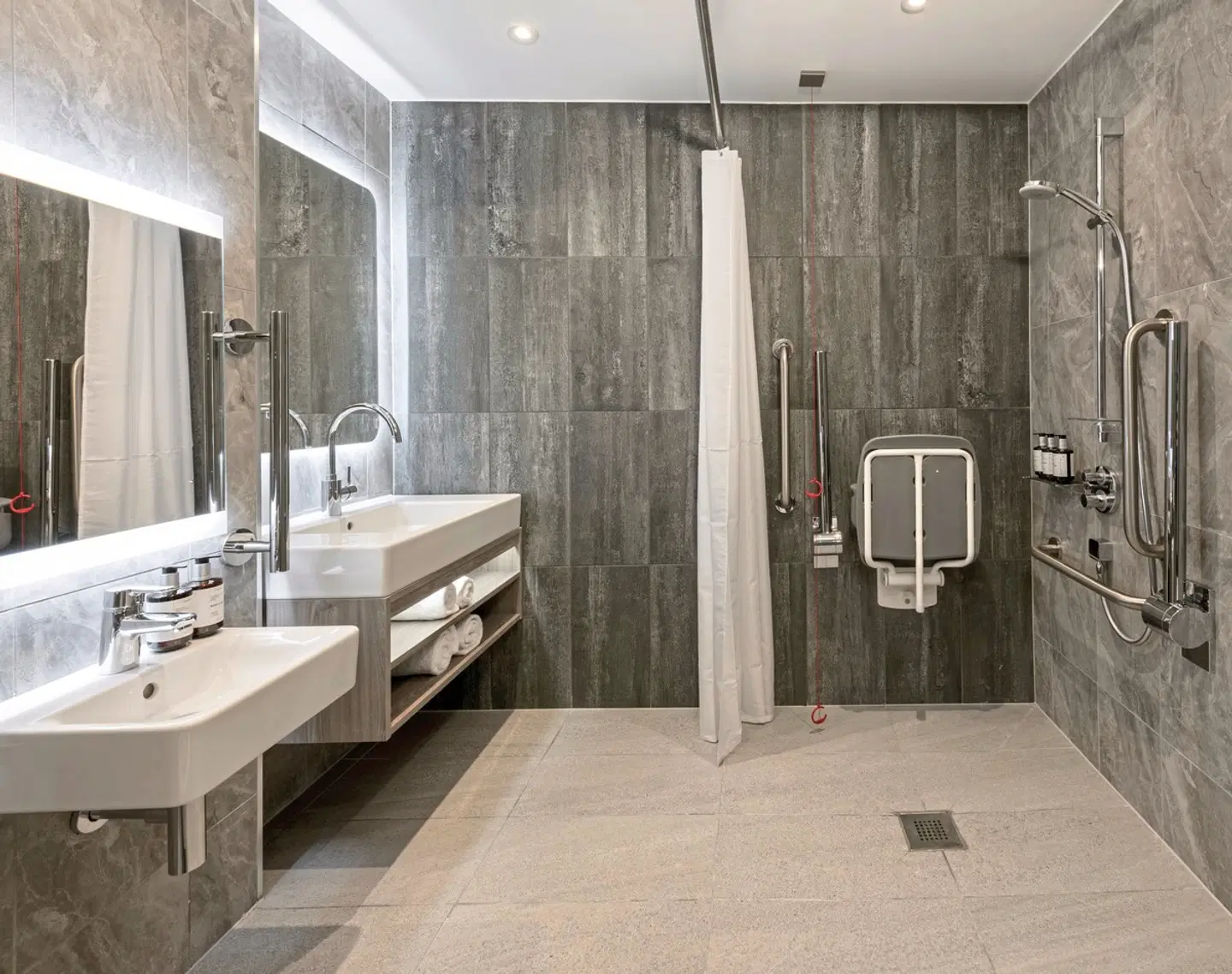 voco Edinburgh Haymarket Military Tattoo Paket Badezimmer