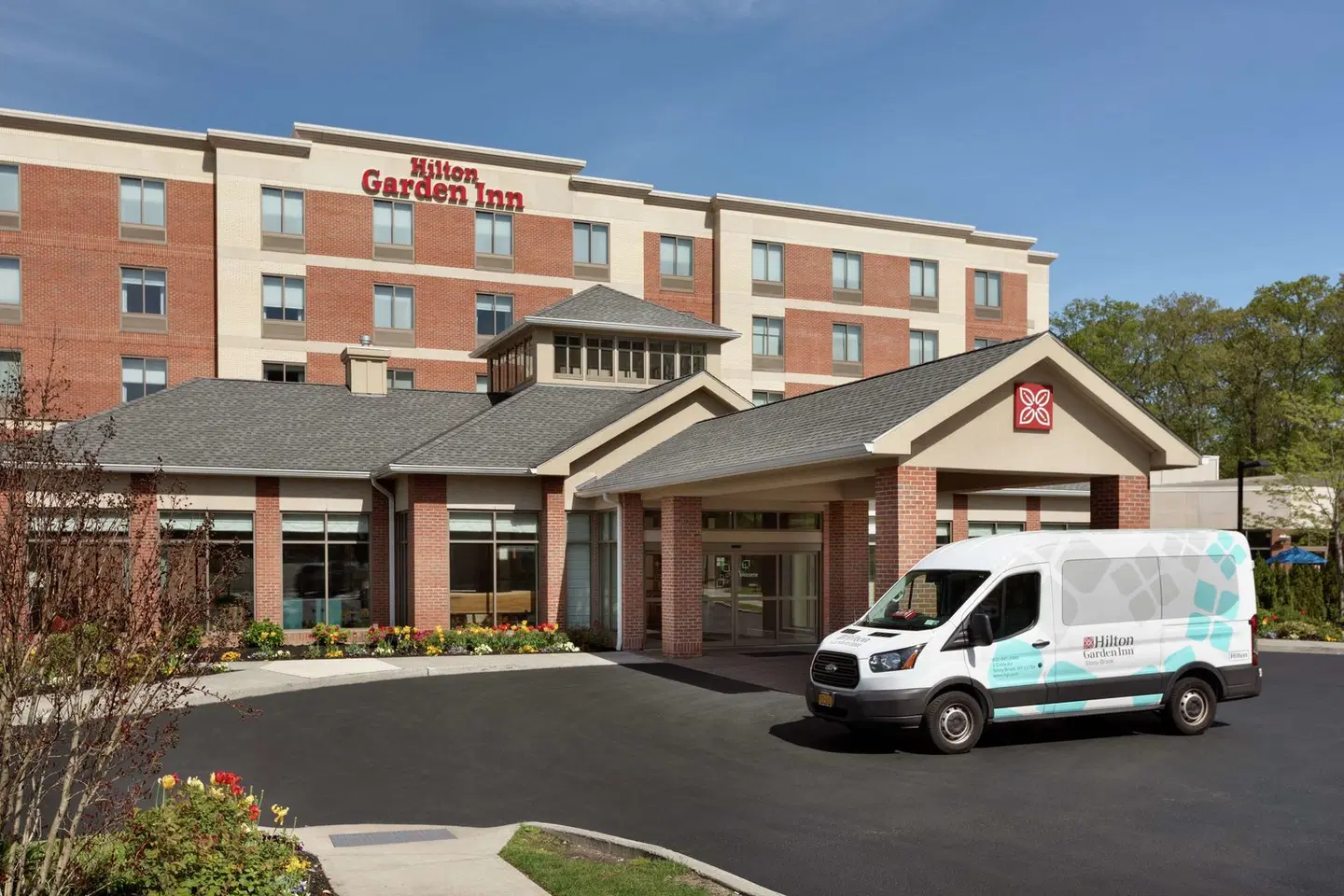 Hilton Garden Inn Stony Brook EXTERIOR