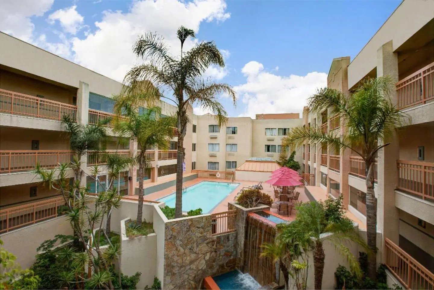 Ramada by Wyndham Hawthorne/LAX EXTERIOR