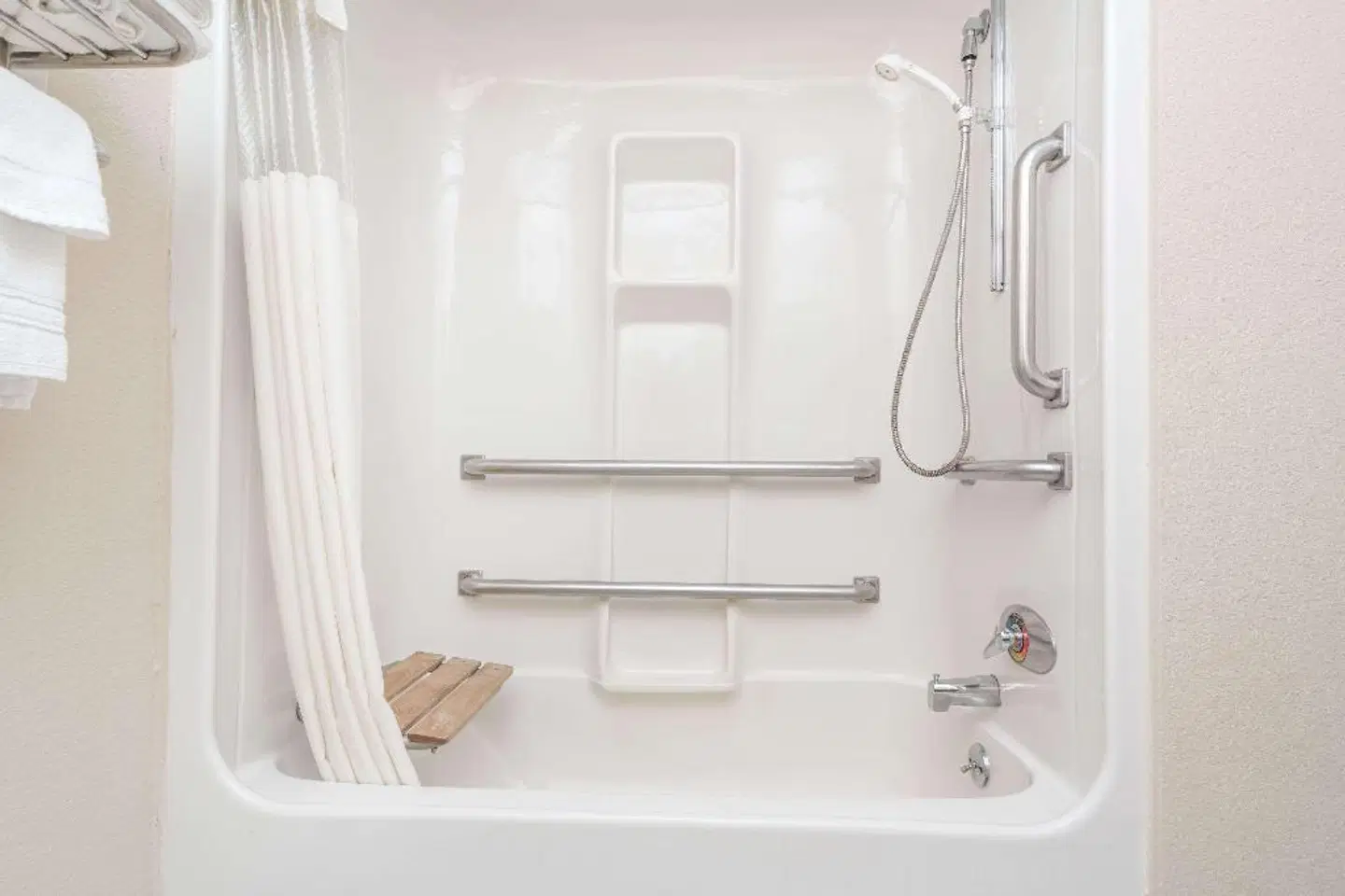 Days Inn by Wyndham Black River Falls Badezimmer