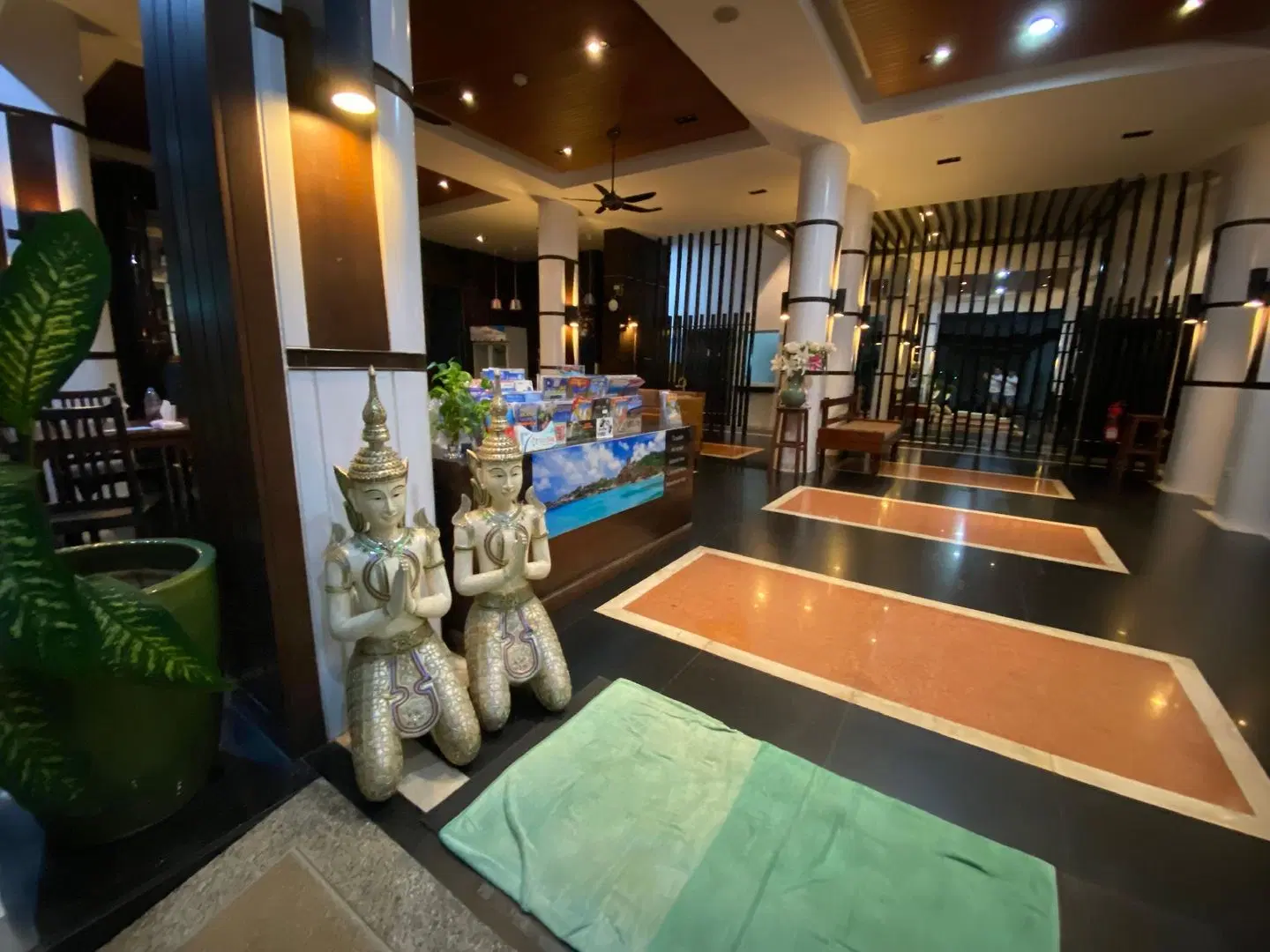 77 Patong Hotel & Spa Bar