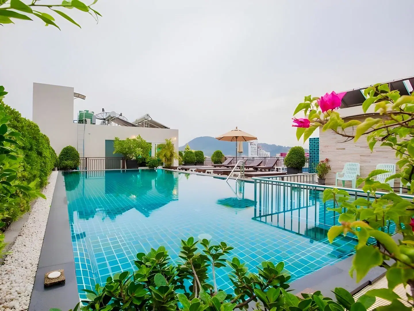 77 Patong Hotel & Spa OUTDOOR_POOL