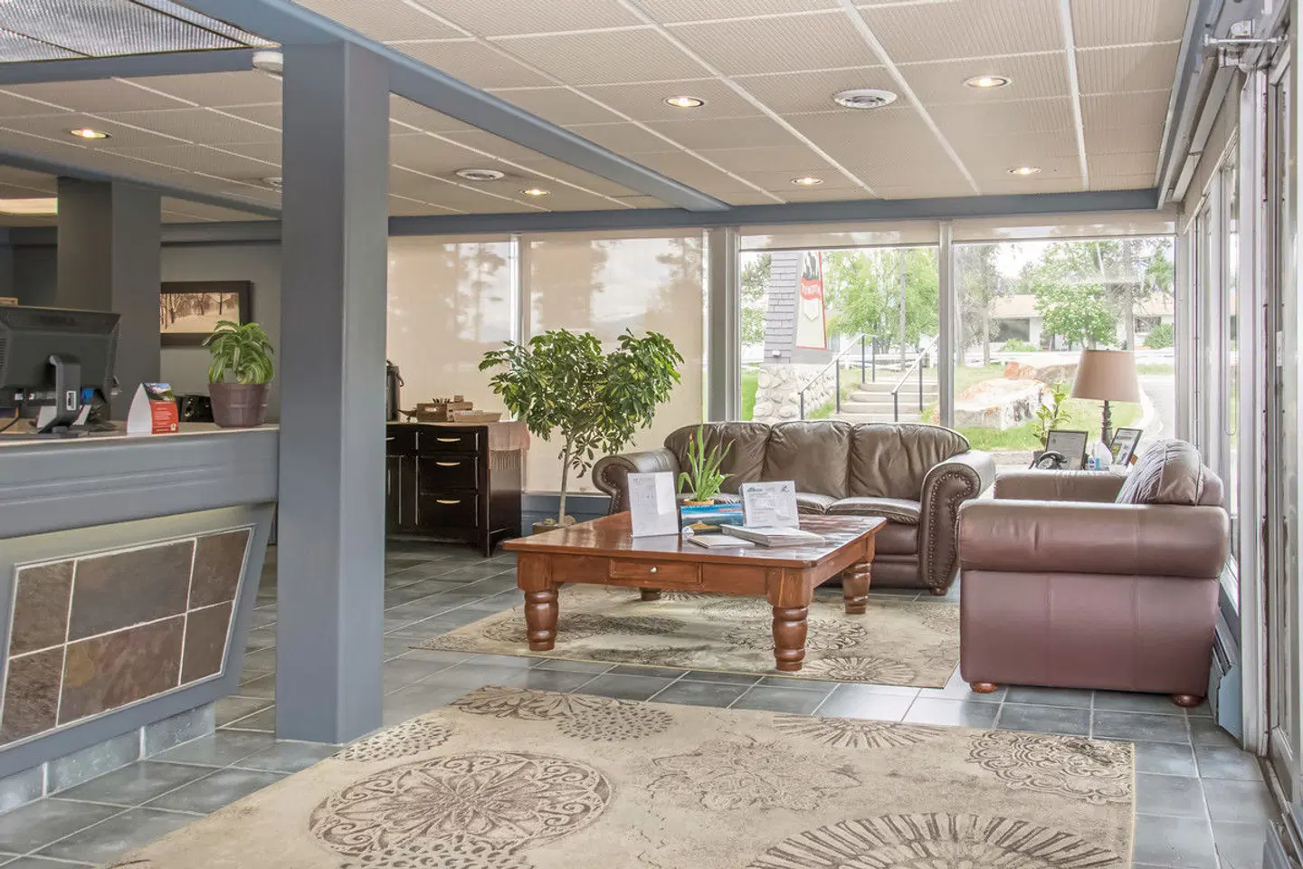 Tonquin Inn LOUNGE_LOBBY