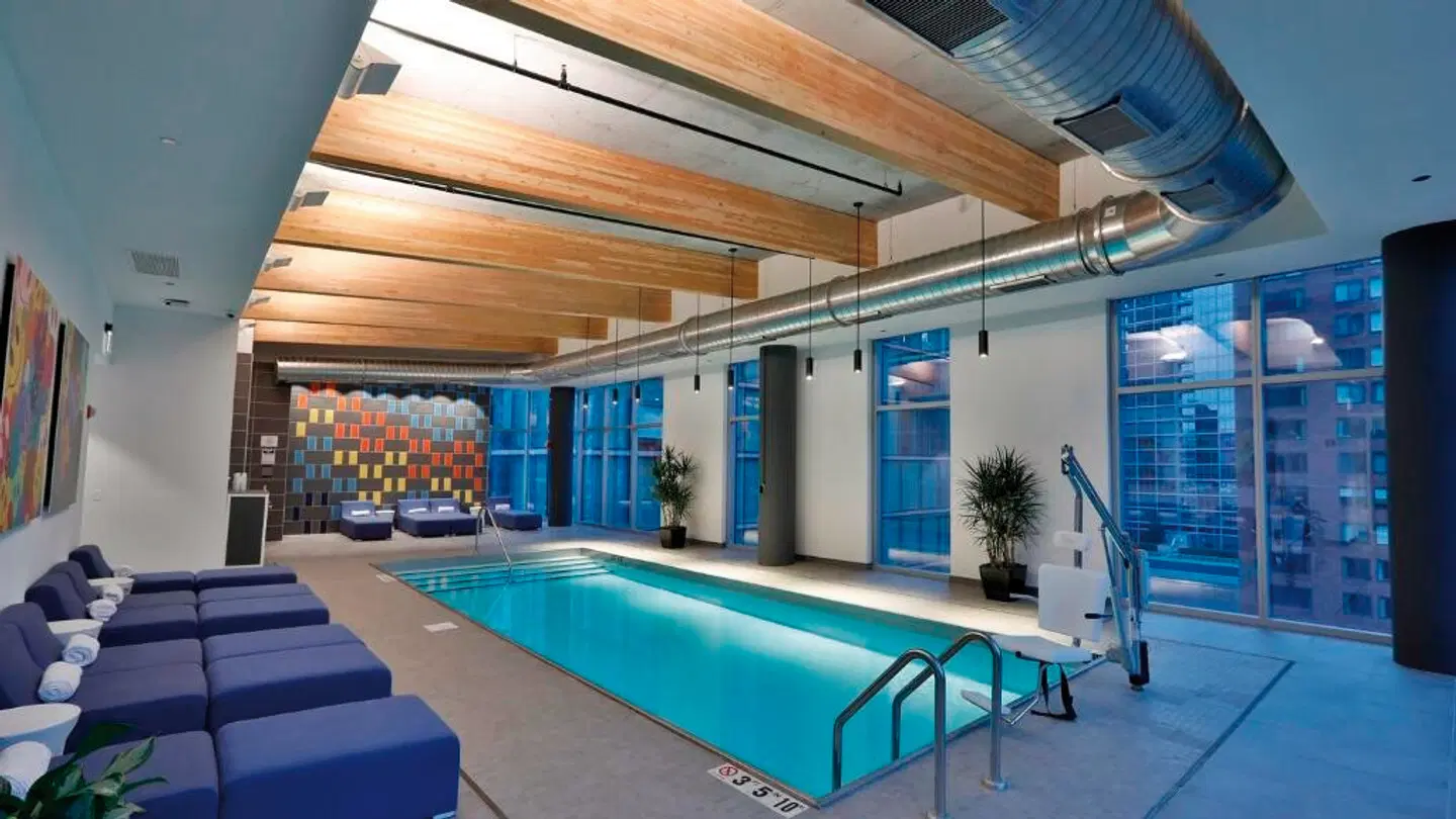 Aloft Chicago Mag Mile Hallenbad