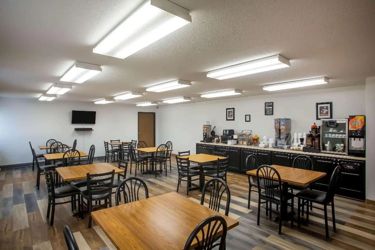 Super 8 by Wyndham Washington Bar