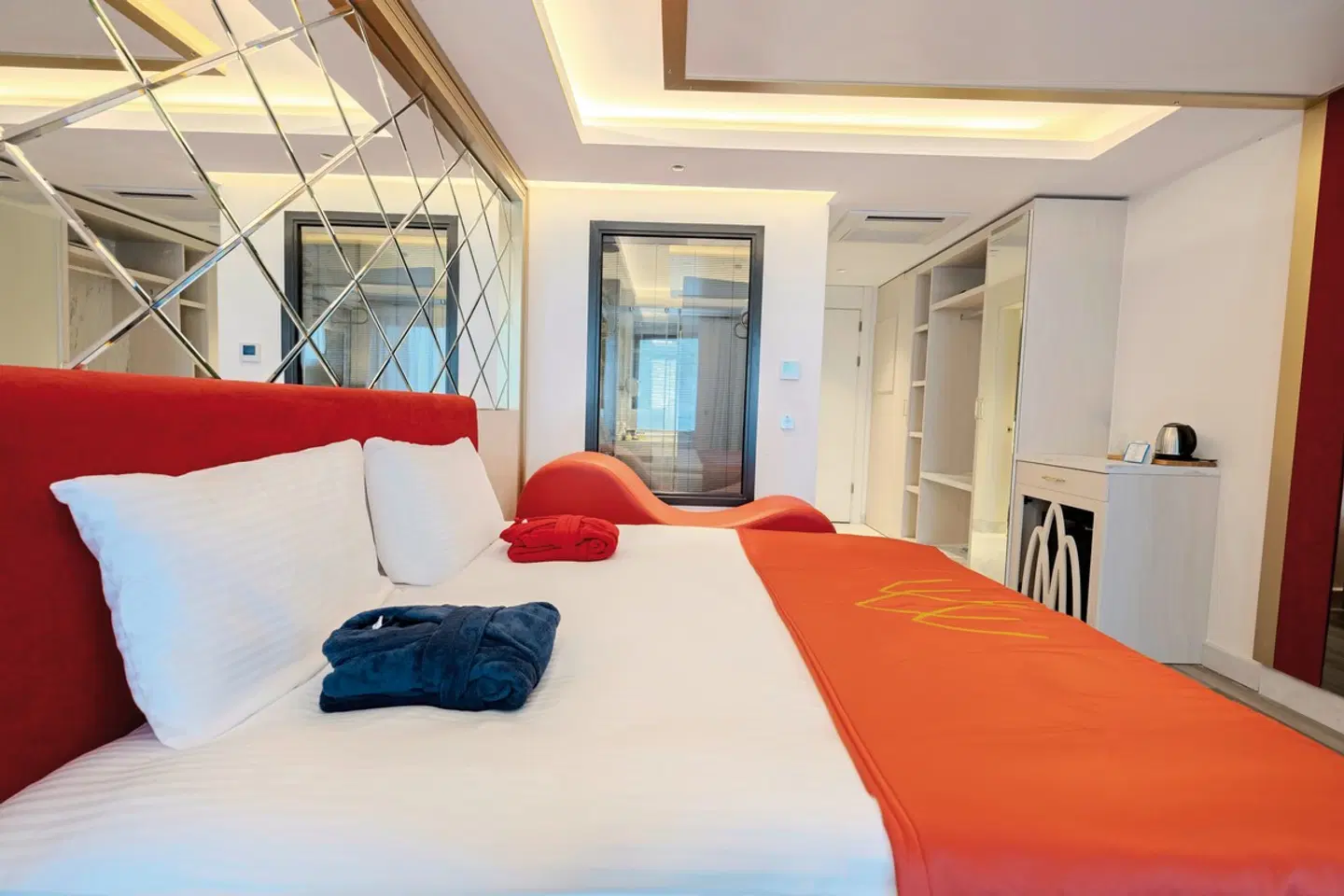 Granada Luxury Red ROOM_EXAMPLE