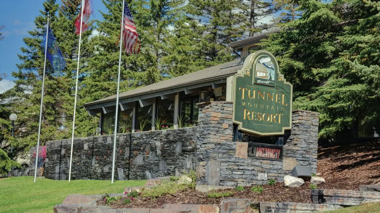 Tunnel Mountain Resort EXTERIOR