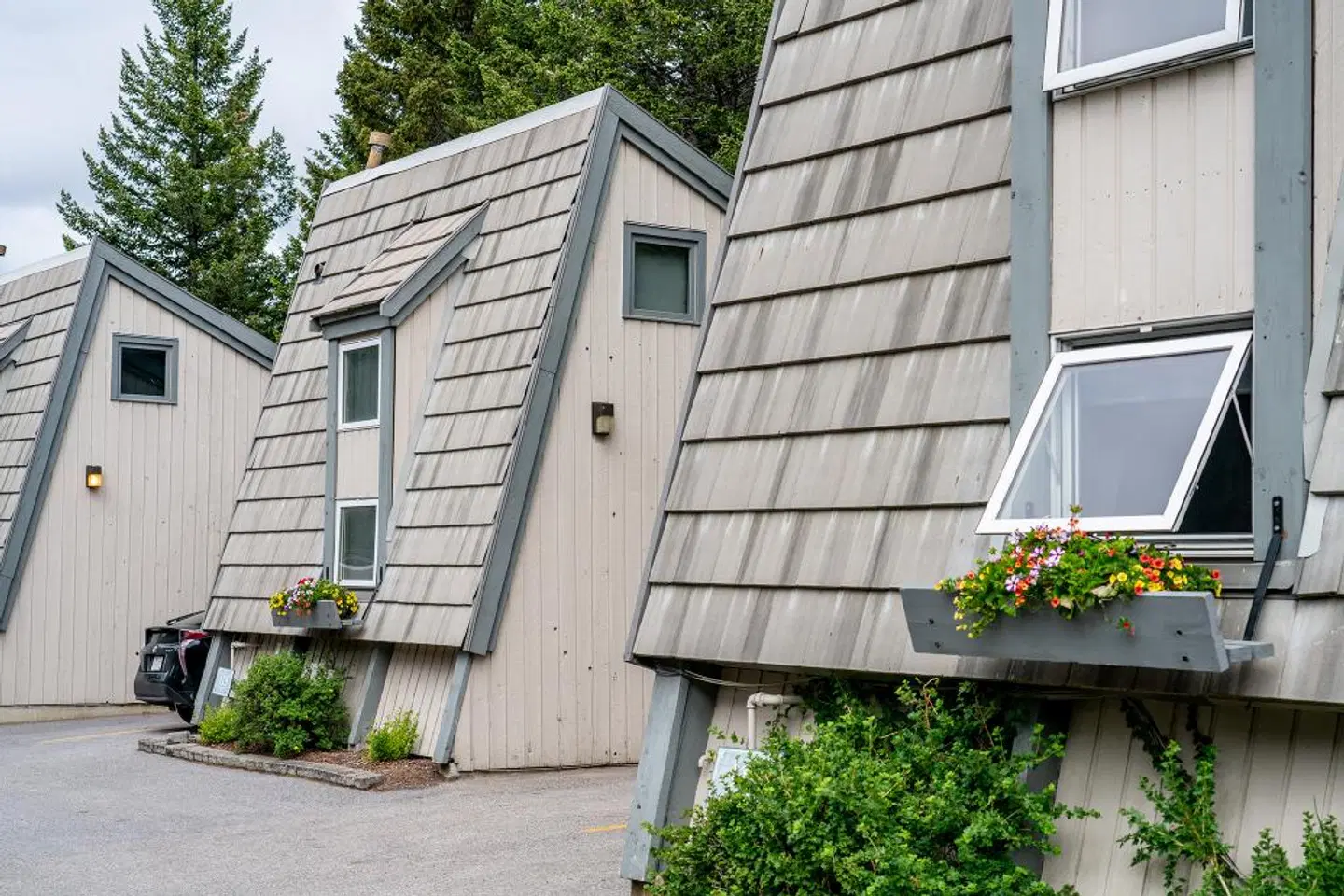 Tunnel Mountain Resort EXTERIOR