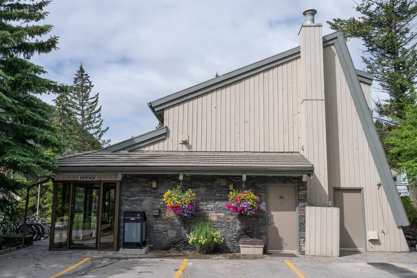 Tunnel Mountain Resort EXTERIOR