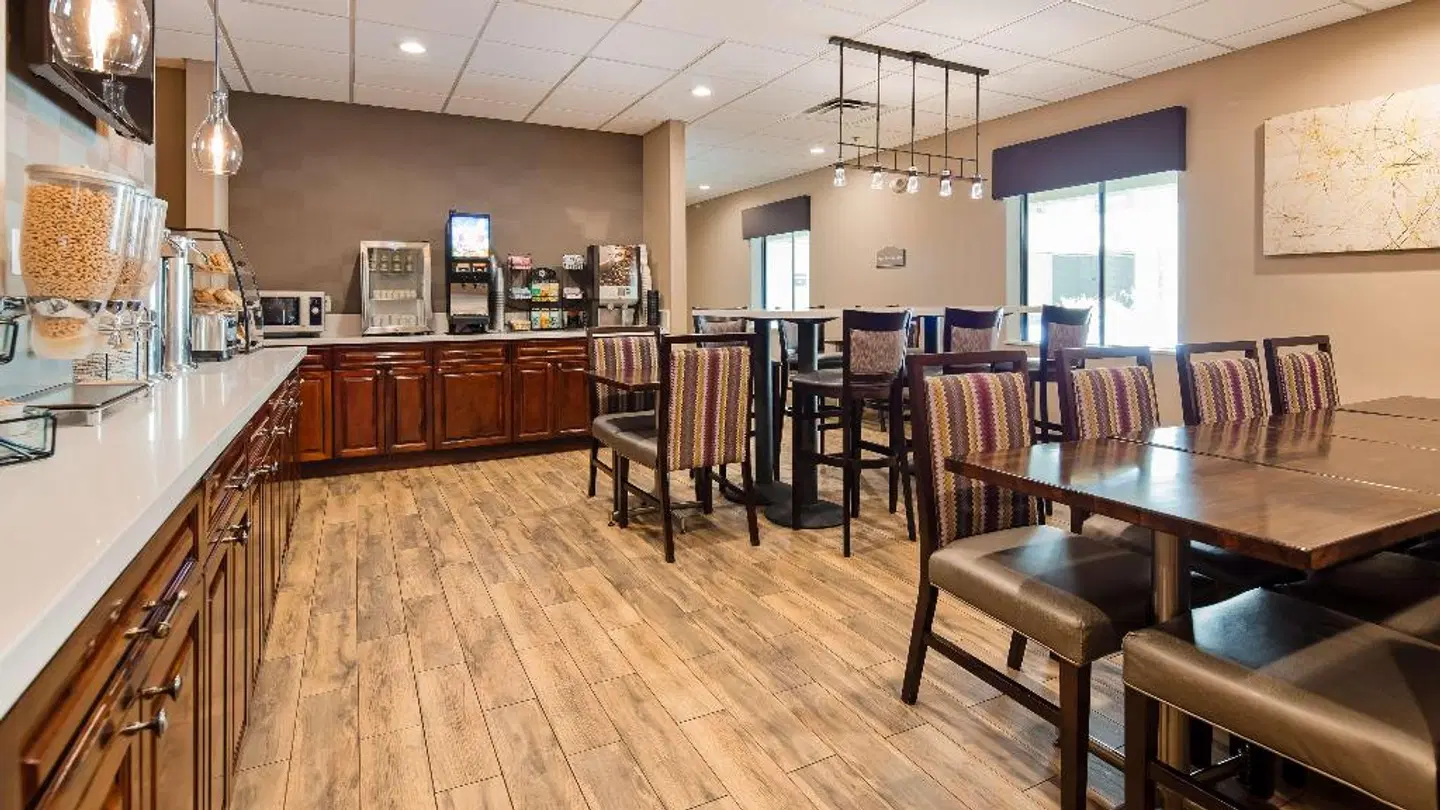 Best Western Plus at the Convention Center Bar