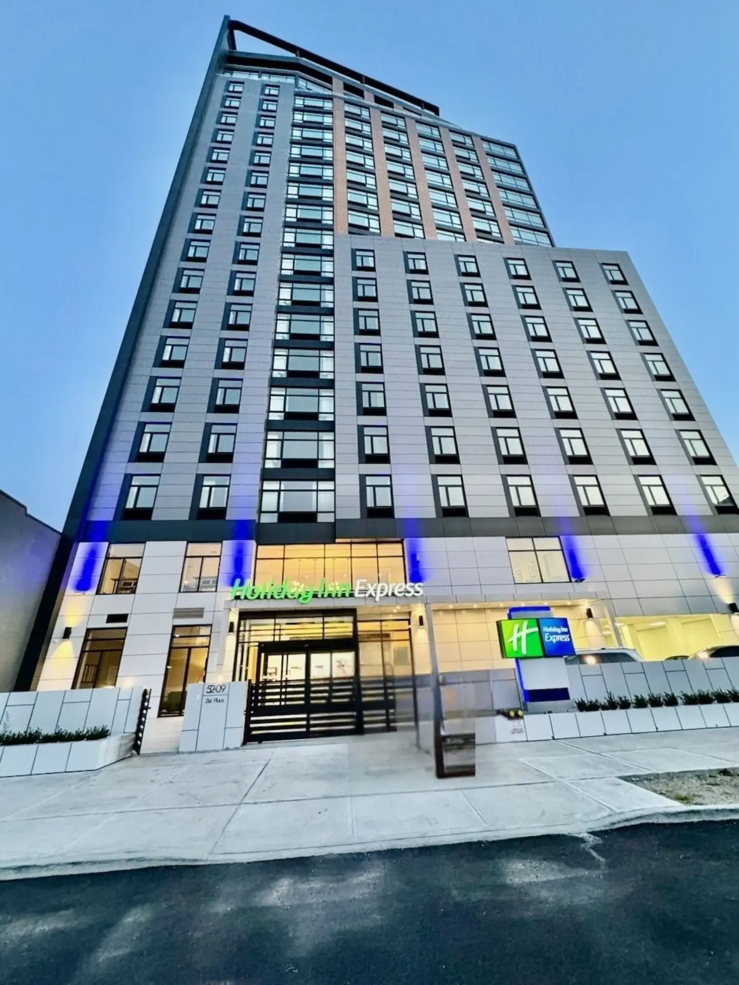 Holiday Inn Express Long Island City E - New York, an IHG Hotel EXTERIOR