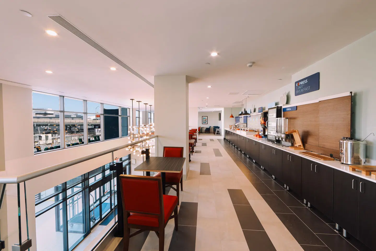 Holiday Inn Express Long Island City E - New York, an IHG Hotel Bar