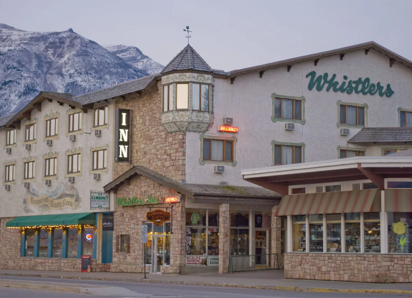 Whistler's Inn EXTERIOR