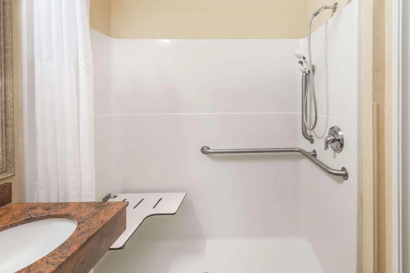 Baymont by Wyndham Savannah/Garden City Badezimmer