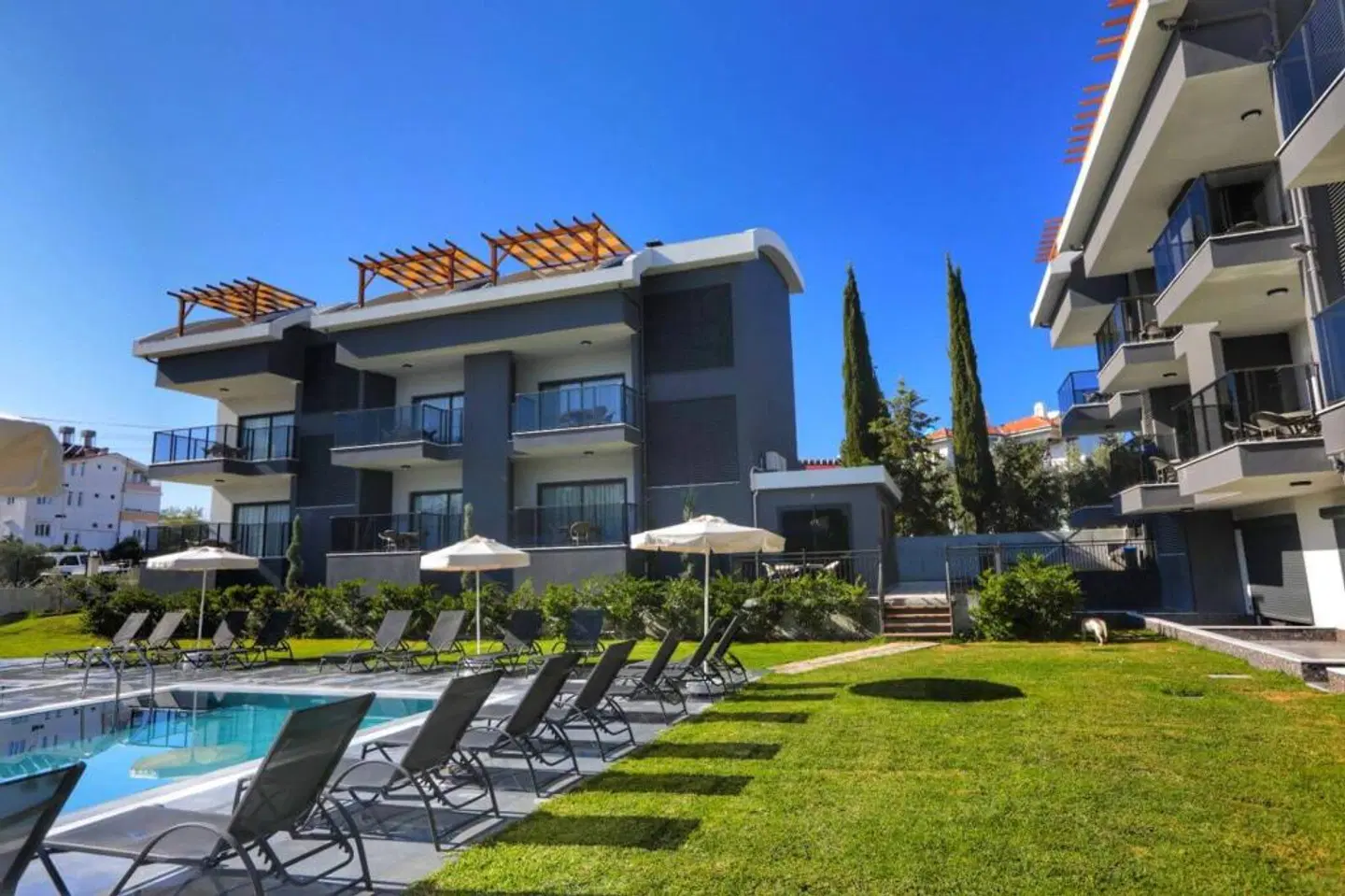 A Suite Side EXTERIOR