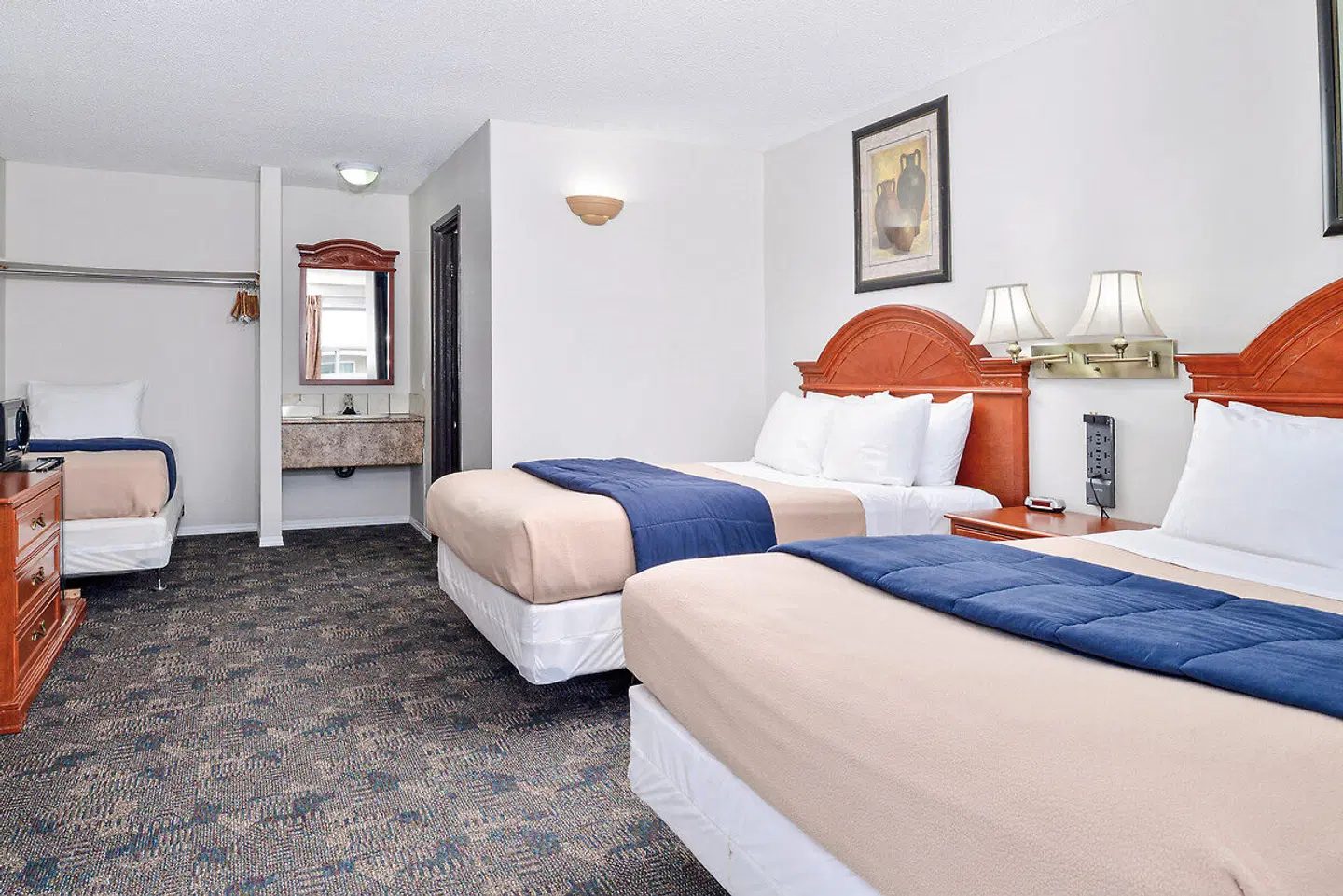 Econo Lodge Inn & Suites ROOM_EXAMPLE