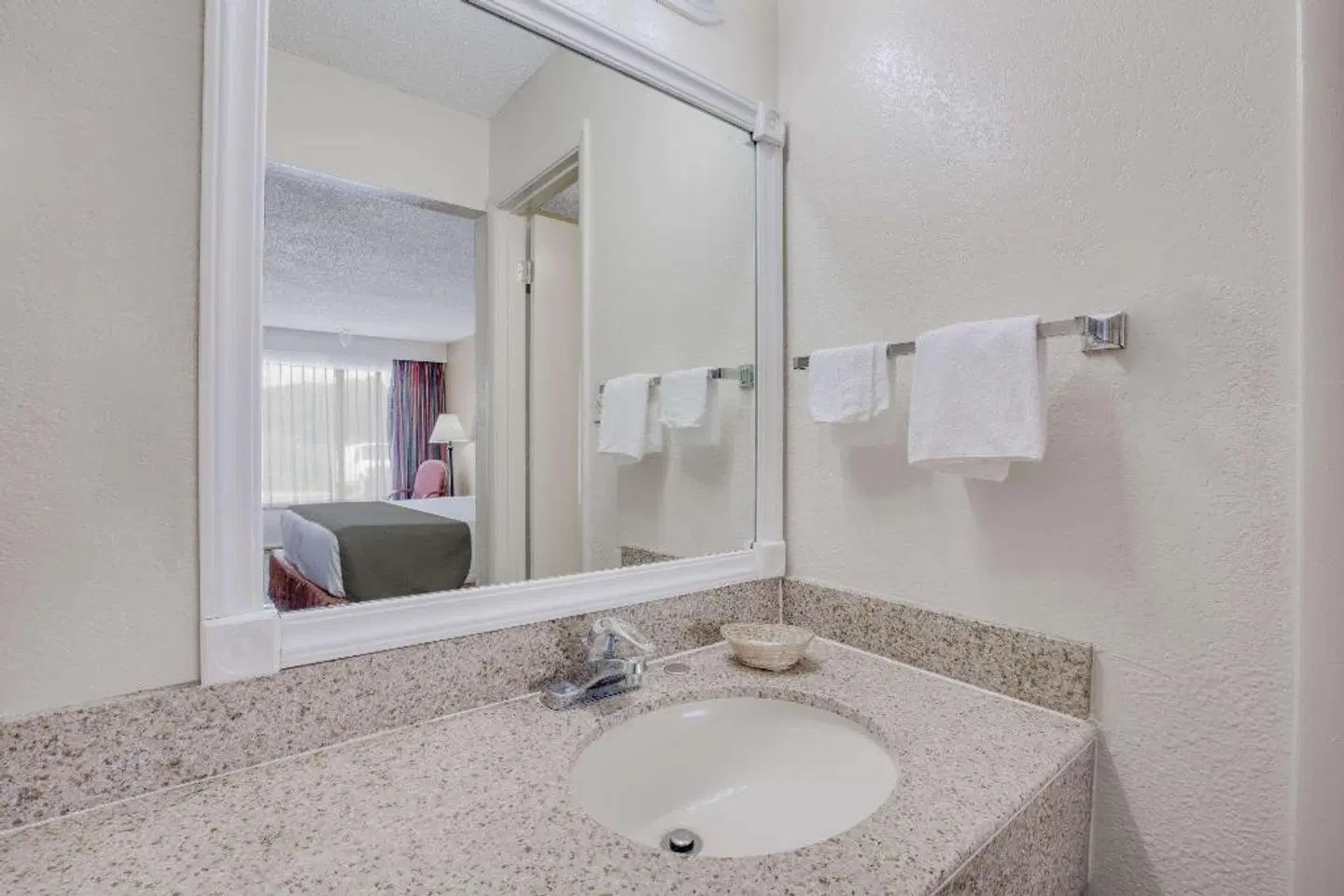 Days Inn by Wyndham Asheville West Badezimmer