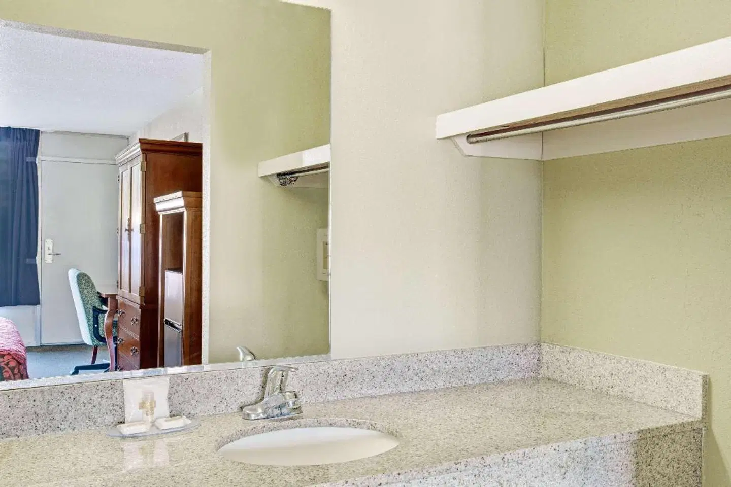 Days Inn by Wyndham Hampton Near Coliseum Convention Center Badezimmer